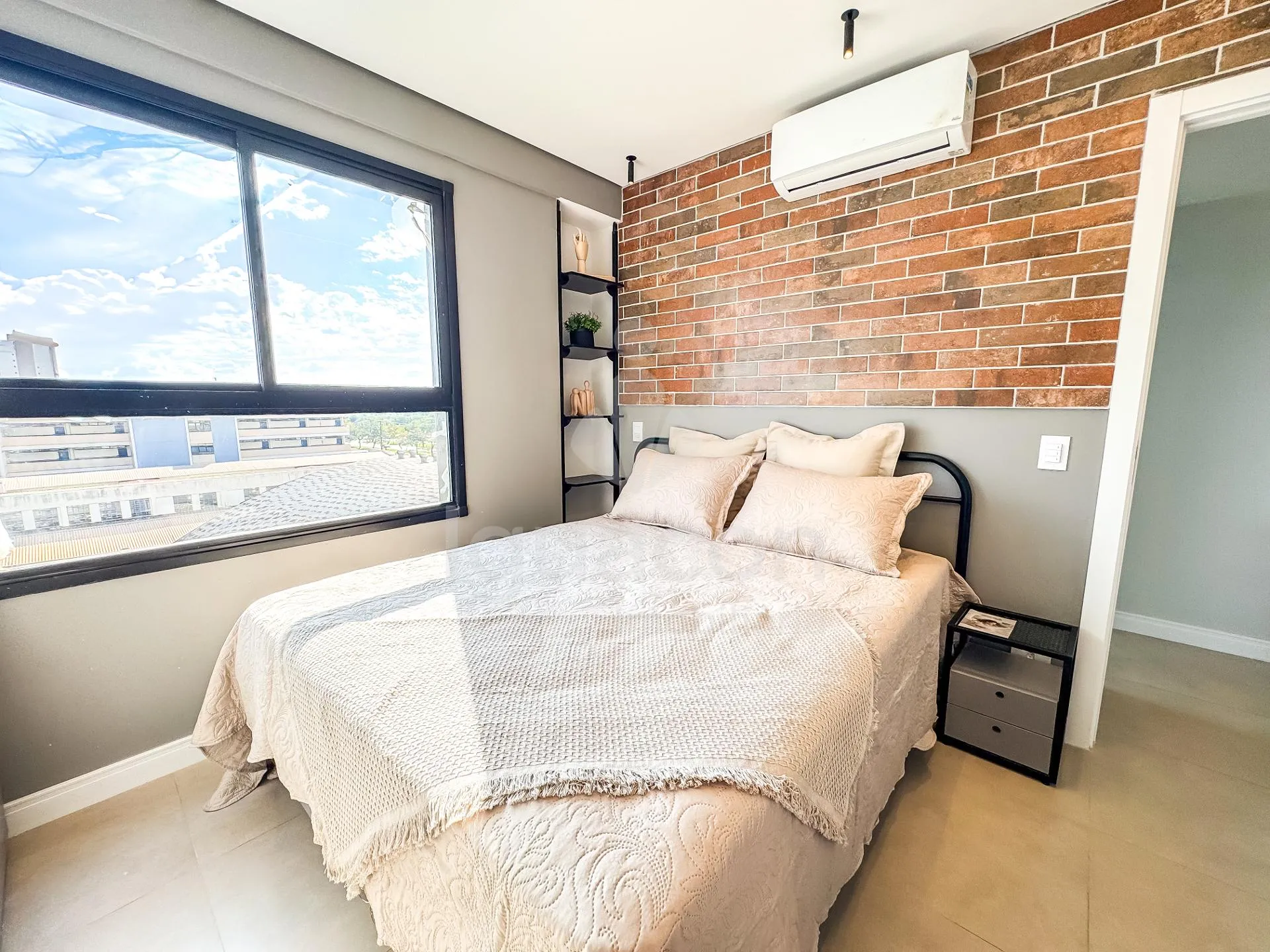 Apartamento Alto Padrão com 02 Dormitórios sendo 01 Suíte e Sacada Gourmet no Edifício Sunset 3635