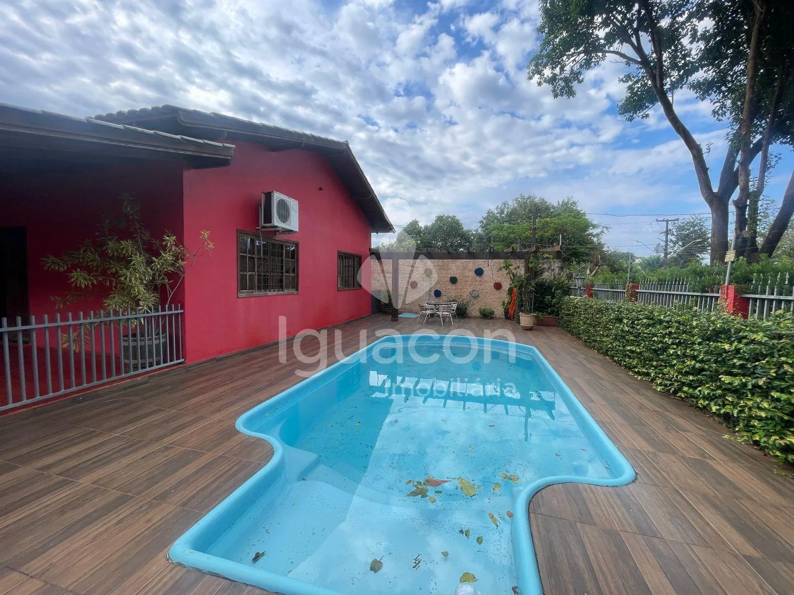 Casa com 03 Dormitórios sendo 01 Suíte e Piscina no Jardim Niterói