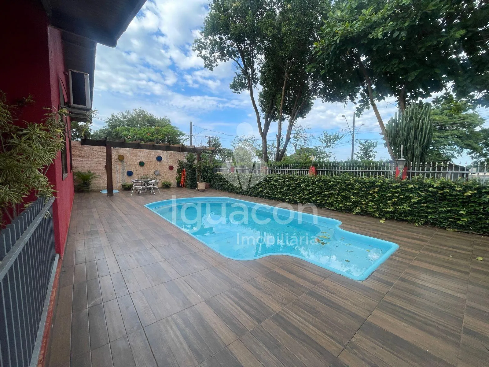 Casa com 03 Dormitórios sendo 01 Suíte e Piscina no Jardim Niterói