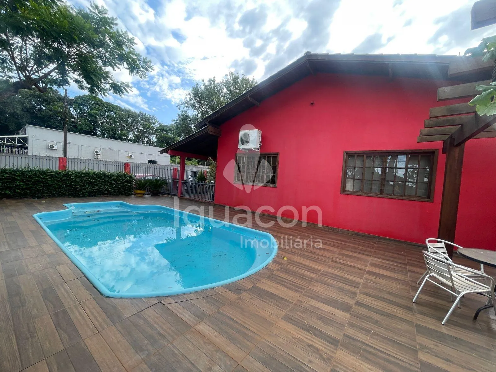 Casa com 03 Dormitórios sendo 01 Suíte e Piscina no Jardim Niterói