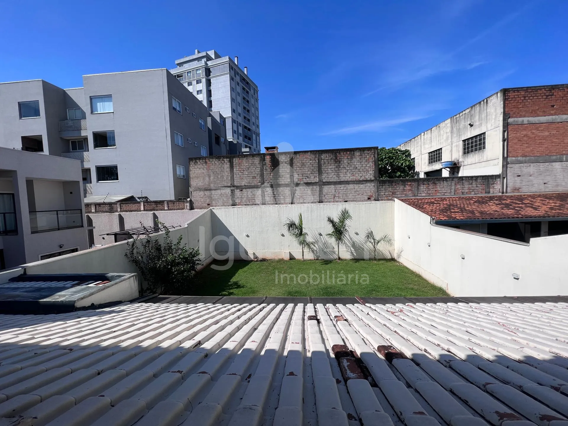Sobrado com 04 Dormitórios sendo 01 Suíte e Área de lazer no Centro próximo Avenida General Meira