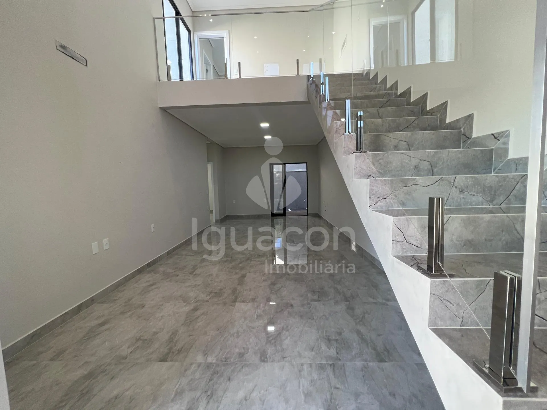 Sobrado com 03 Dormitórios sendo 01 Suite e Sacada no Jardim Santa Rosa