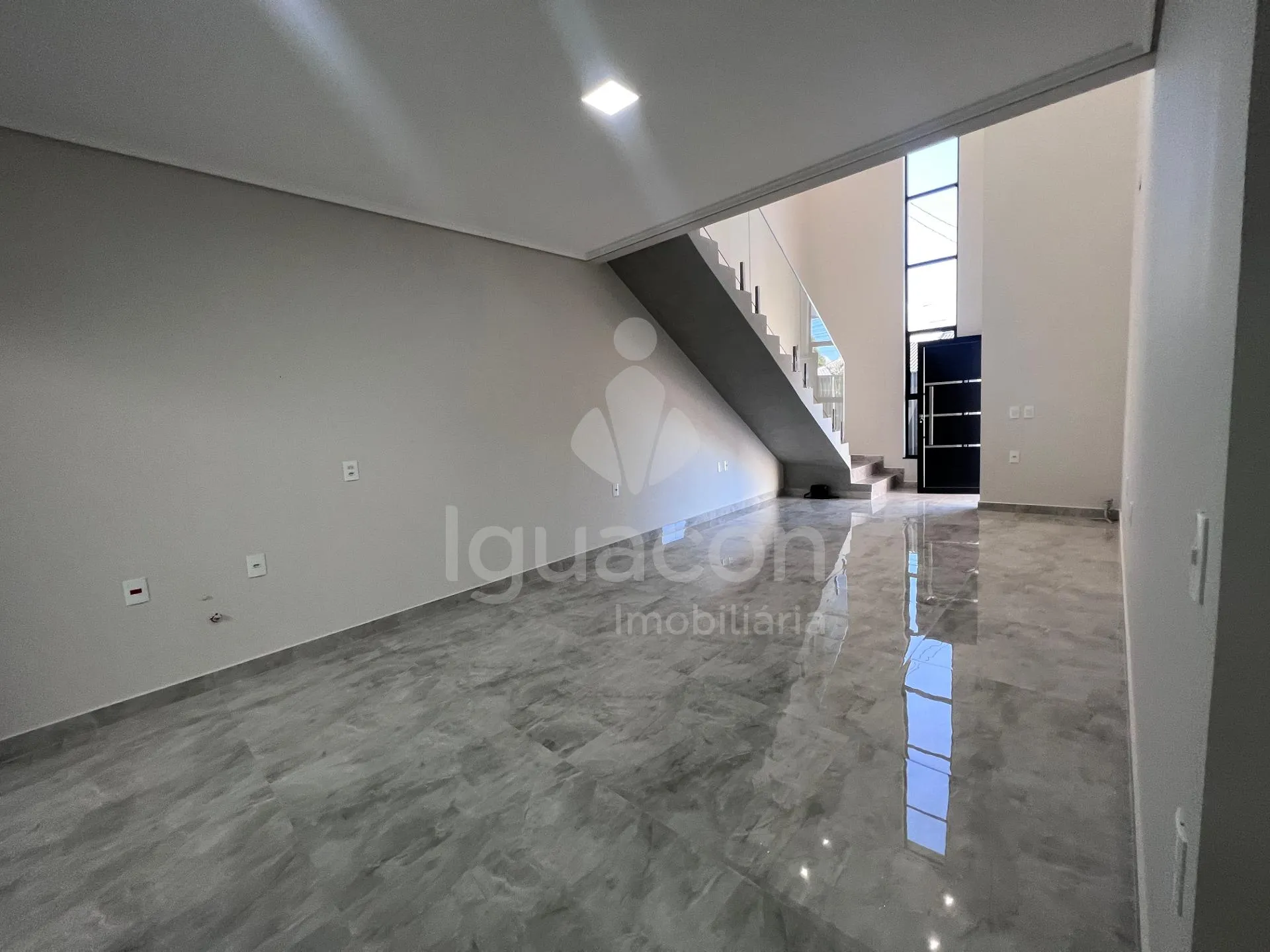 Sobrado com 03 Dormitórios sendo 01 Suite e Sacada no Jardim Santa Rosa