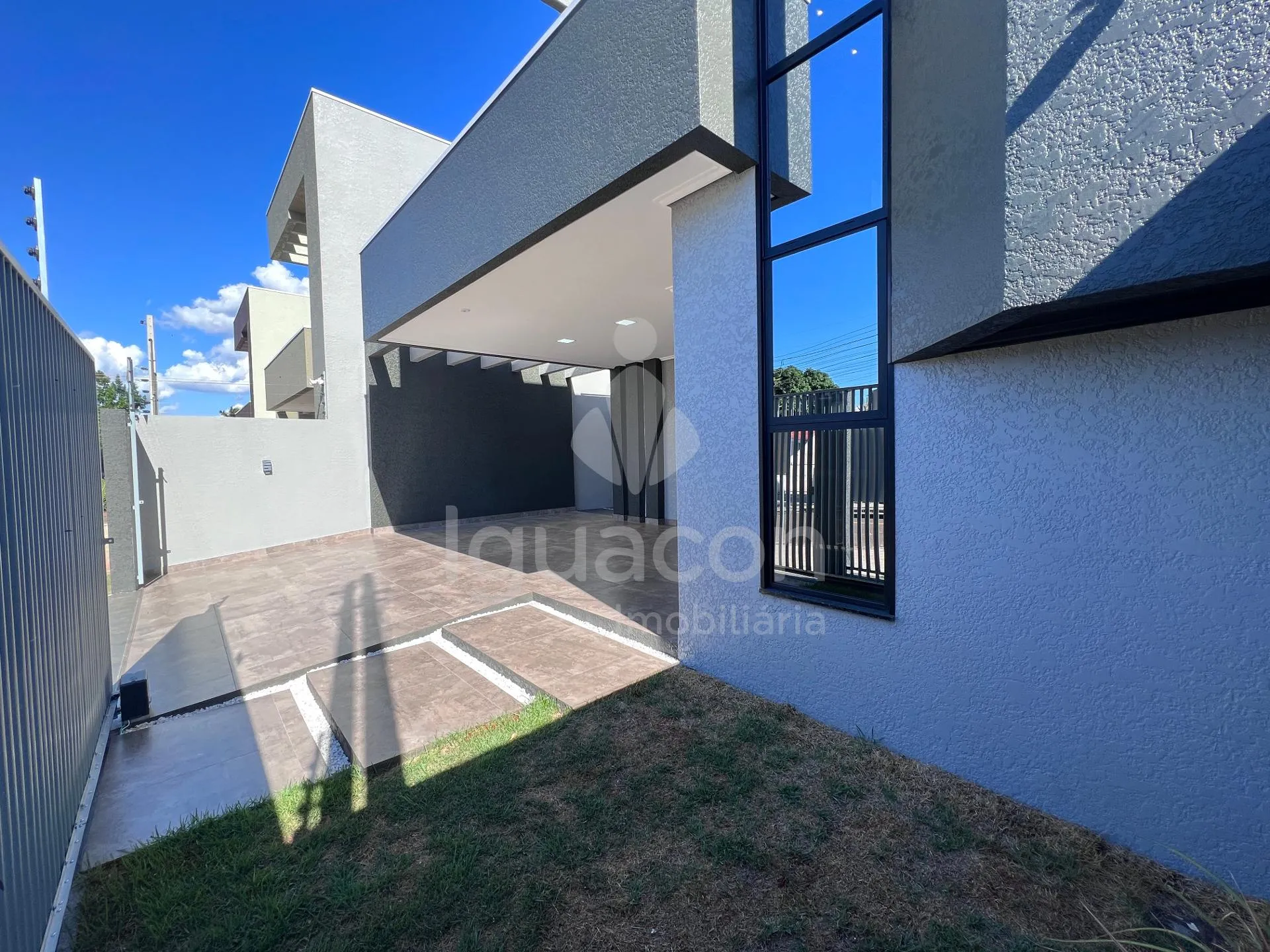 Sobrado com 03 Dormitórios sendo 01 Suite e Sacada no Jardim Santa Rosa