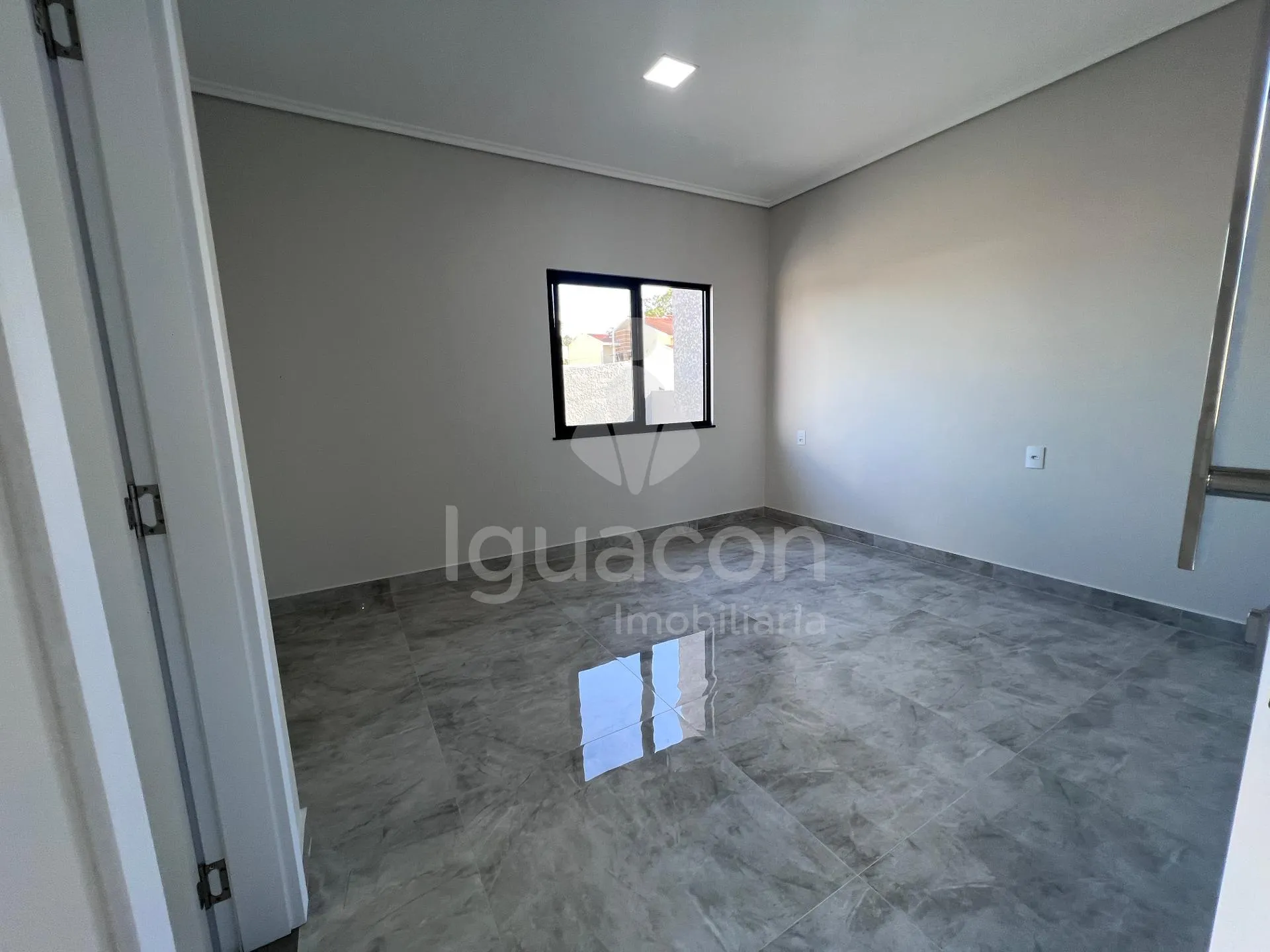 Sobrado com 03 Dormitórios sendo 01 Suite e Sacada no Jardim Santa Rosa