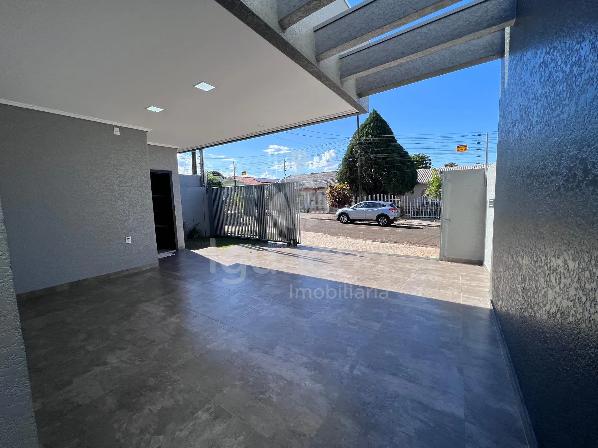 Sobrado com 03 Dormitórios sendo 01 Suite e Sacada no Jardim Santa Rosa