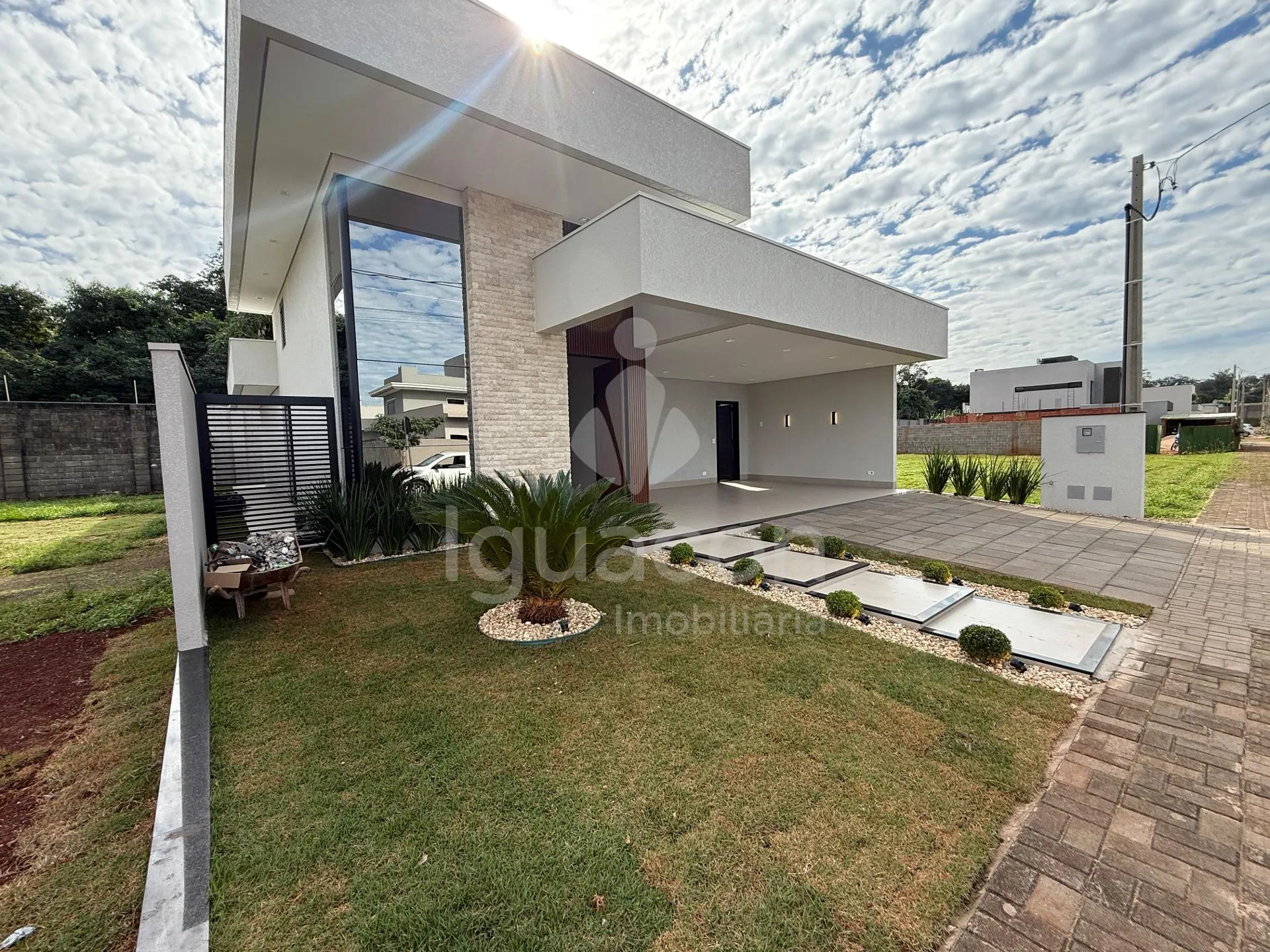 Casa com 03 Suítes e Espaço Gourmet no Condomínio Fechado Horizontal Iguaçu na Vila Carimã