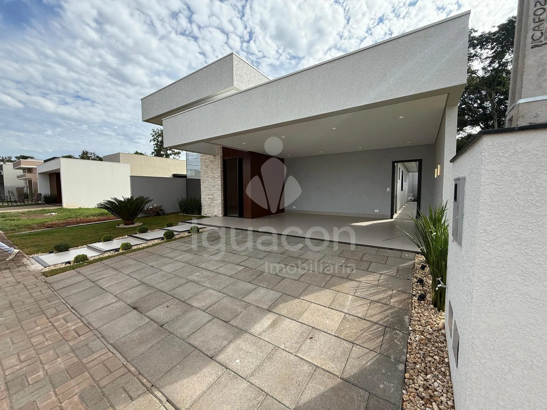 Casa com 03 Suítes e Espaço Gourmet no Condomínio Fechado Horizontal Iguaçu na Vila Carimã