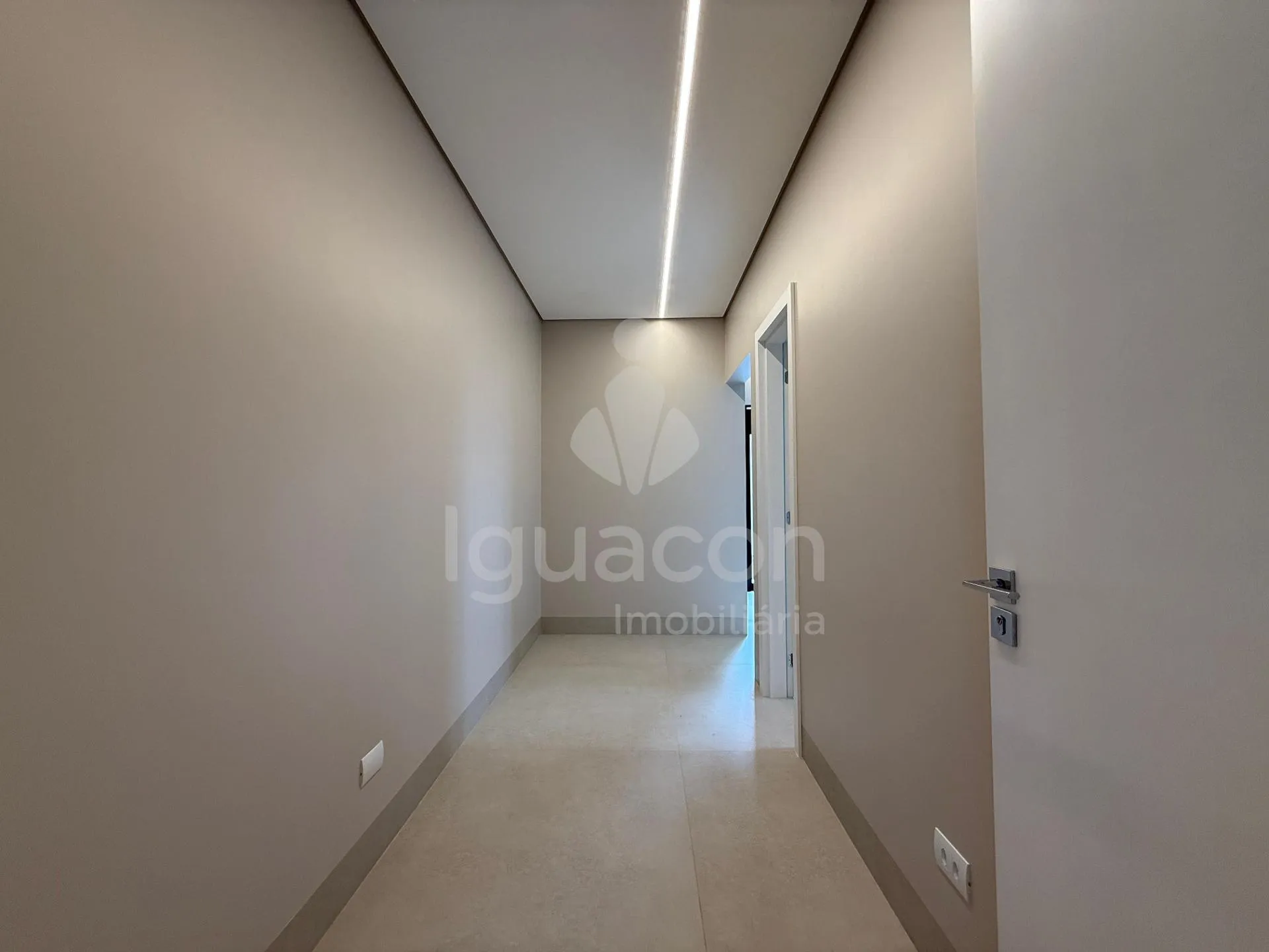 Casa com 03 Suítes e Espaço Gourmet no Condomínio Fechado Horizontal Iguaçu na Vila Carimã