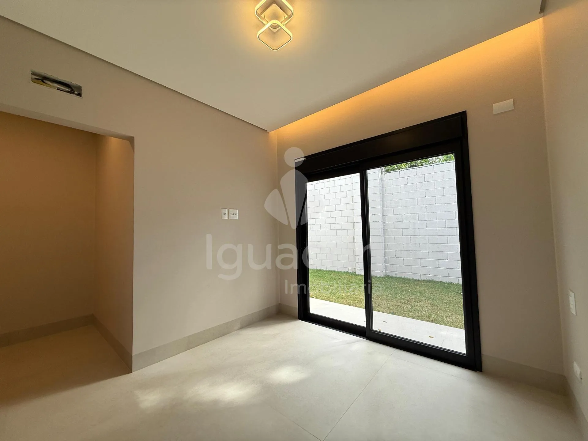 Casa com 03 Suítes e Espaço Gourmet no Condomínio Fechado Horizontal Iguaçu na Vila Carimã