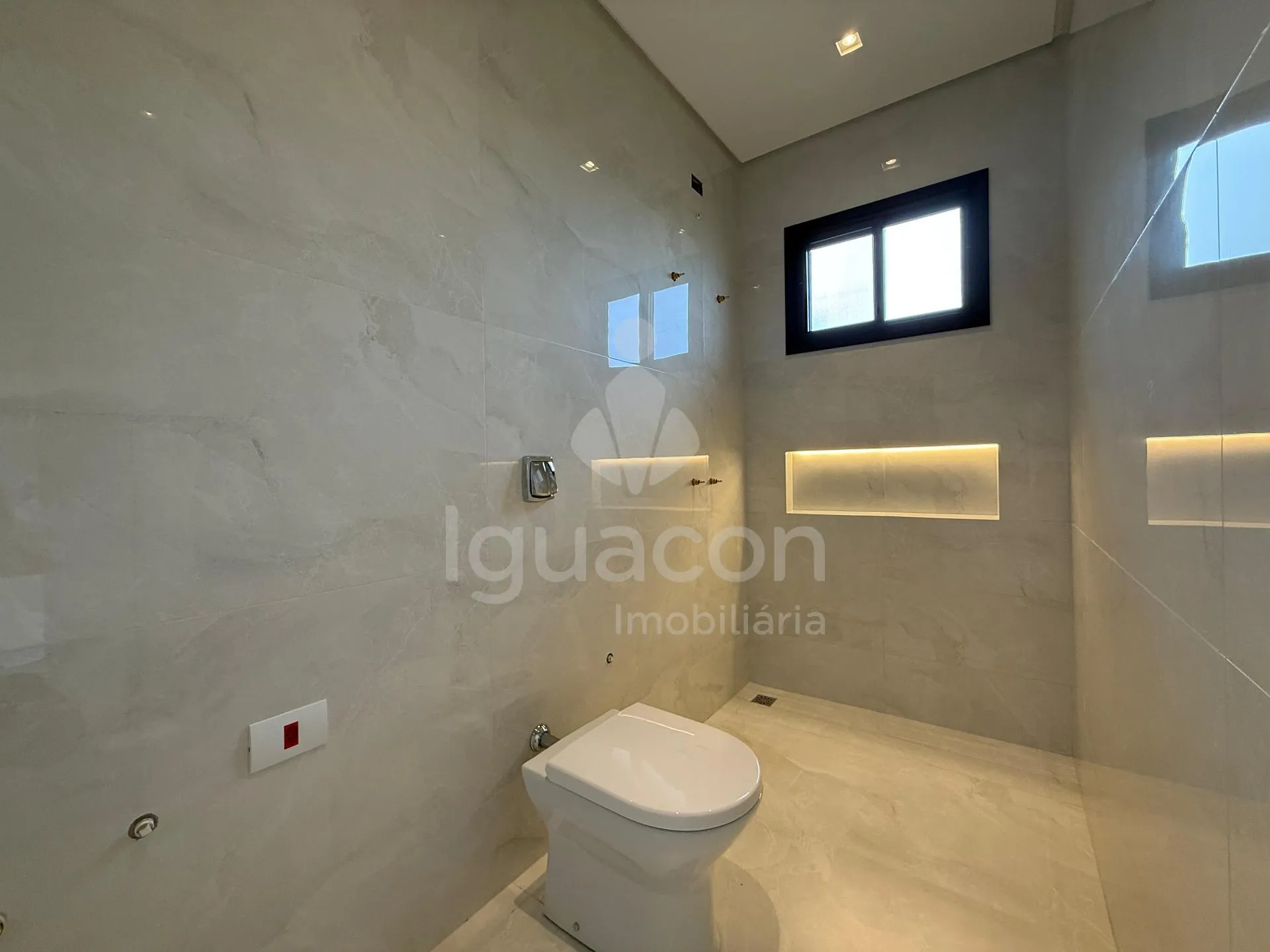 Casa com 03 Suítes e Espaço Gourmet no Condomínio Fechado Horizontal Iguaçu na Vila Carimã