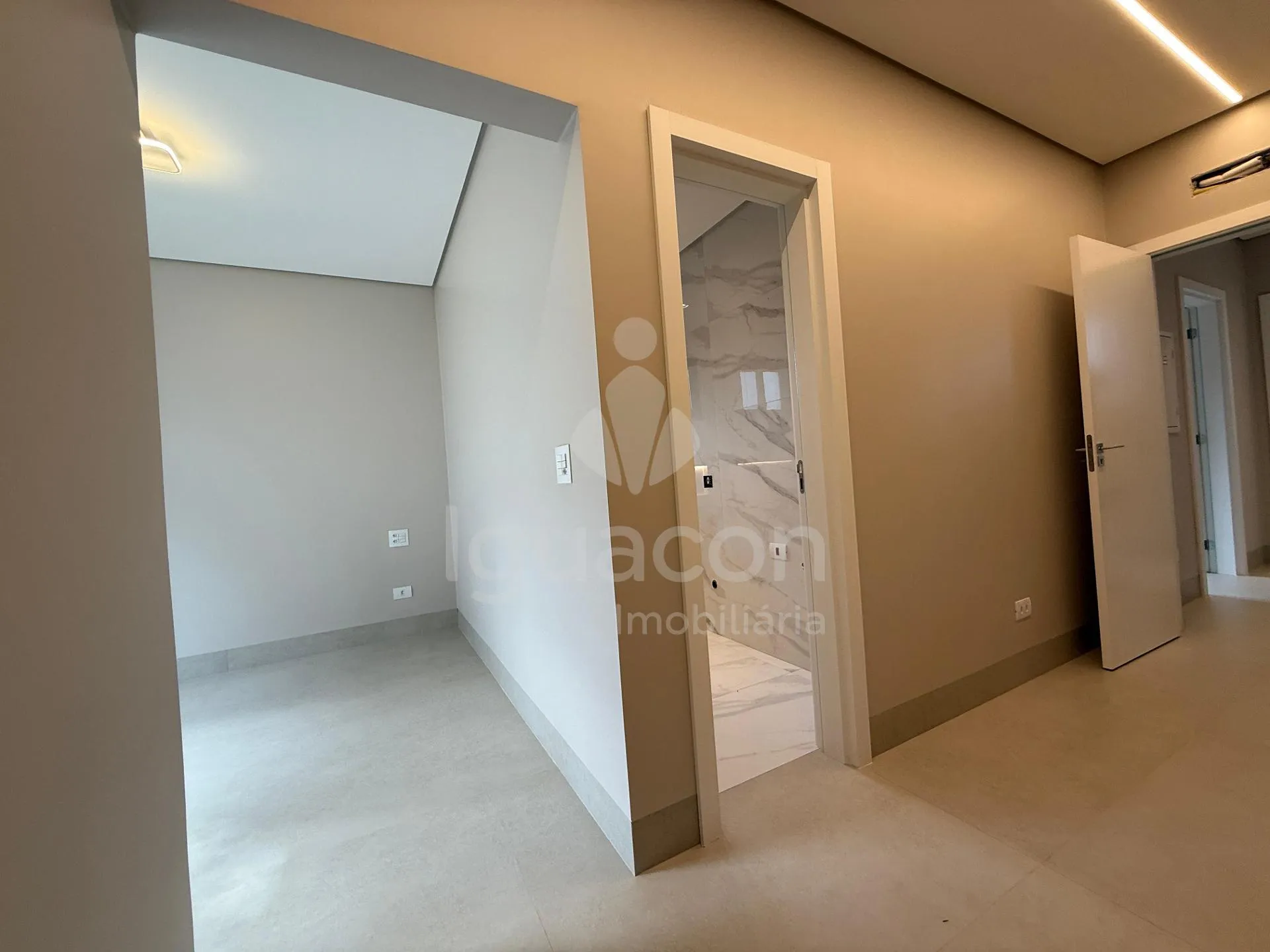 Casa com 03 Suítes e Espaço Gourmet no Condomínio Fechado Horizontal Iguaçu na Vila Carimã