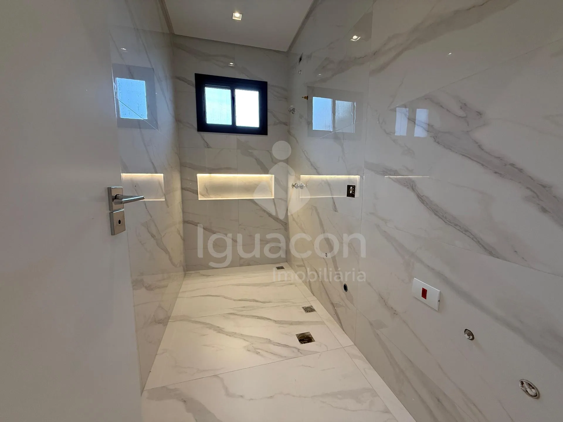 Casa com 03 Suítes e Espaço Gourmet no Condomínio Fechado Horizontal Iguaçu na Vila Carimã