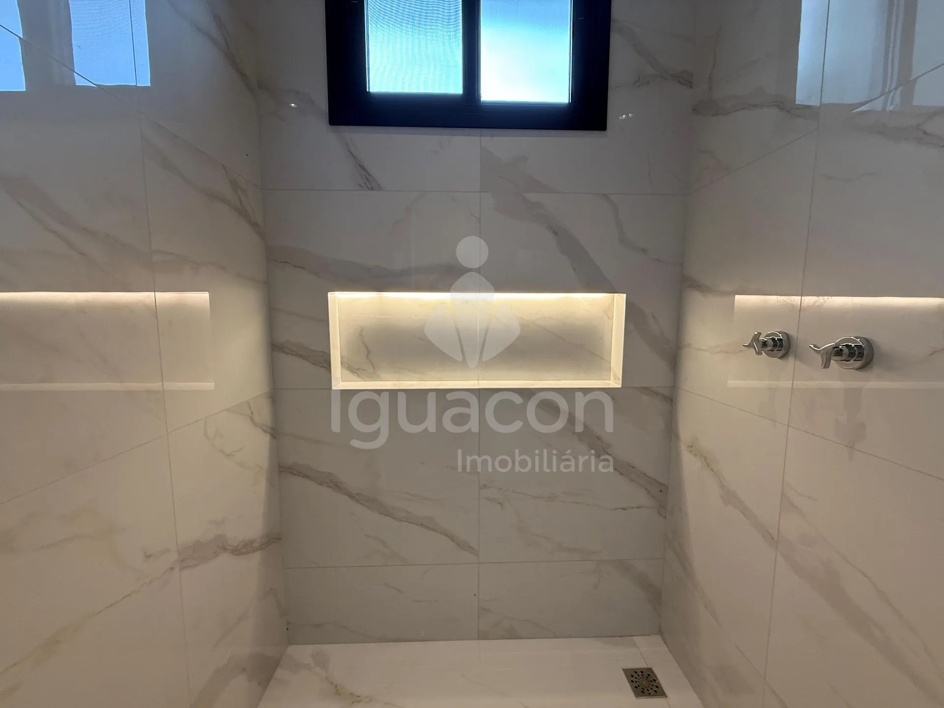 Casa com 03 Suítes e Espaço Gourmet no Condomínio Fechado Horizontal Iguaçu na Vila Carimã