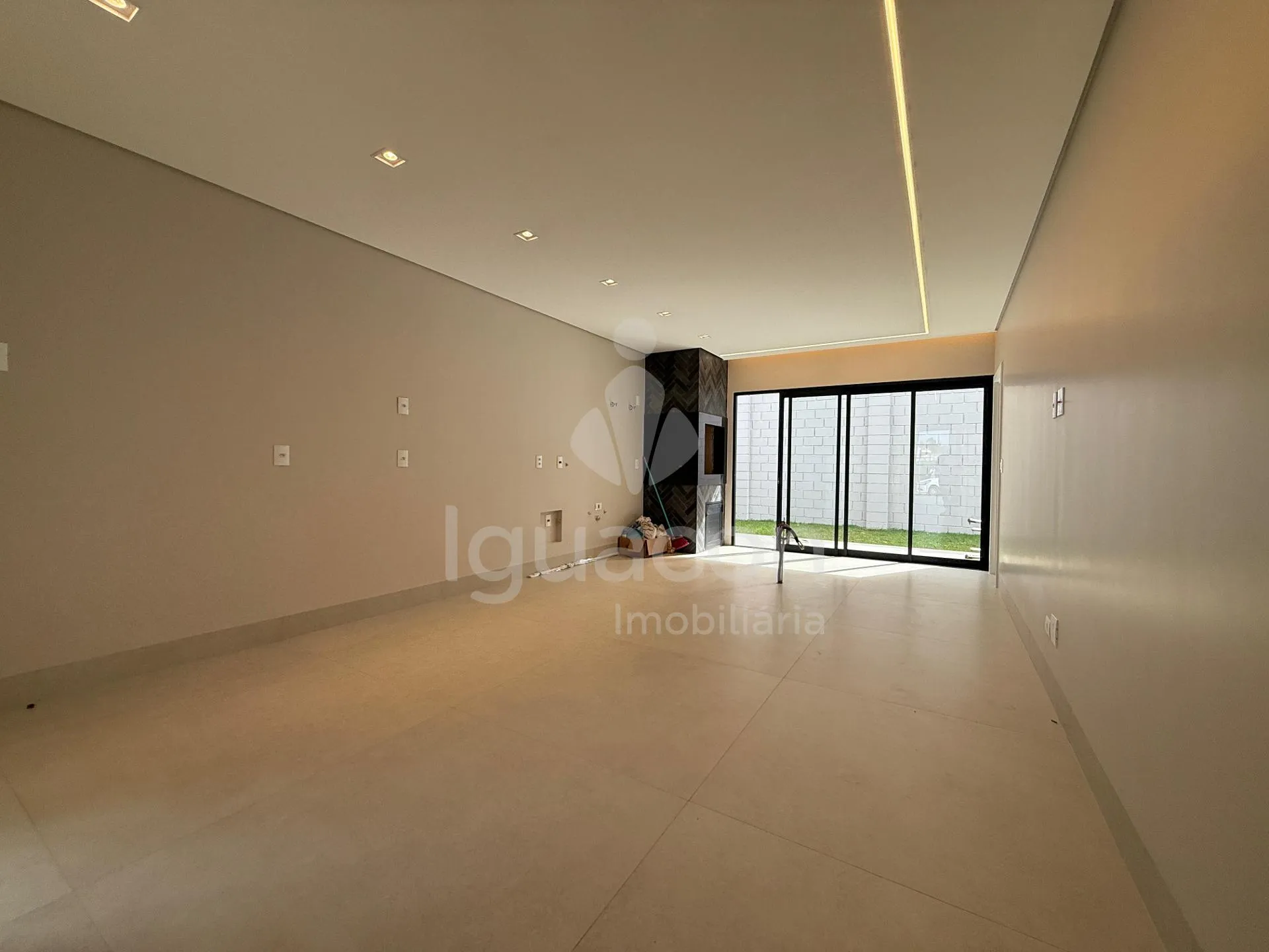 Casa com 03 Suítes e Espaço Gourmet no Condomínio Fechado Horizontal Iguaçu na Vila Carimã