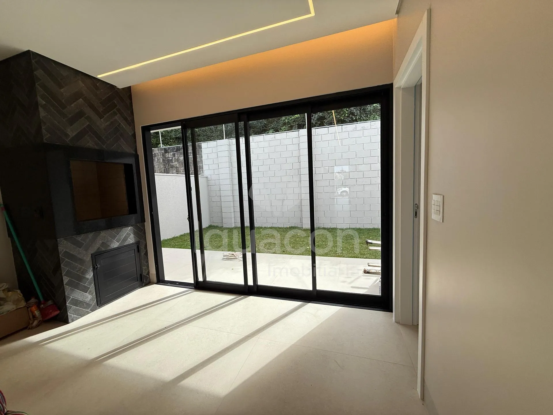 Casa com 03 Suítes e Espaço Gourmet no Condomínio Fechado Horizontal Iguaçu na Vila Carimã