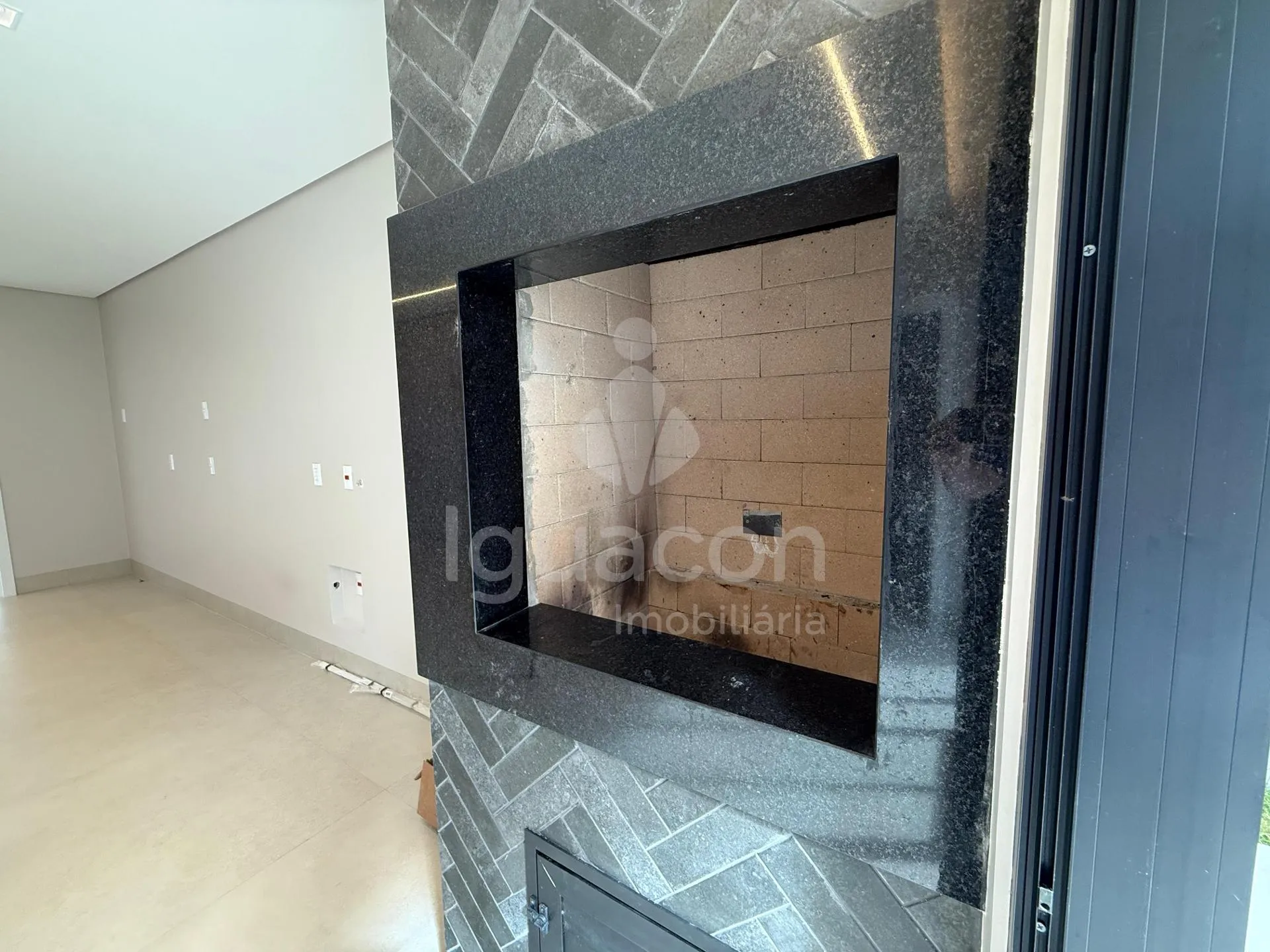 Casa com 03 Suítes e Espaço Gourmet no Condomínio Fechado Horizontal Iguaçu na Vila Carimã