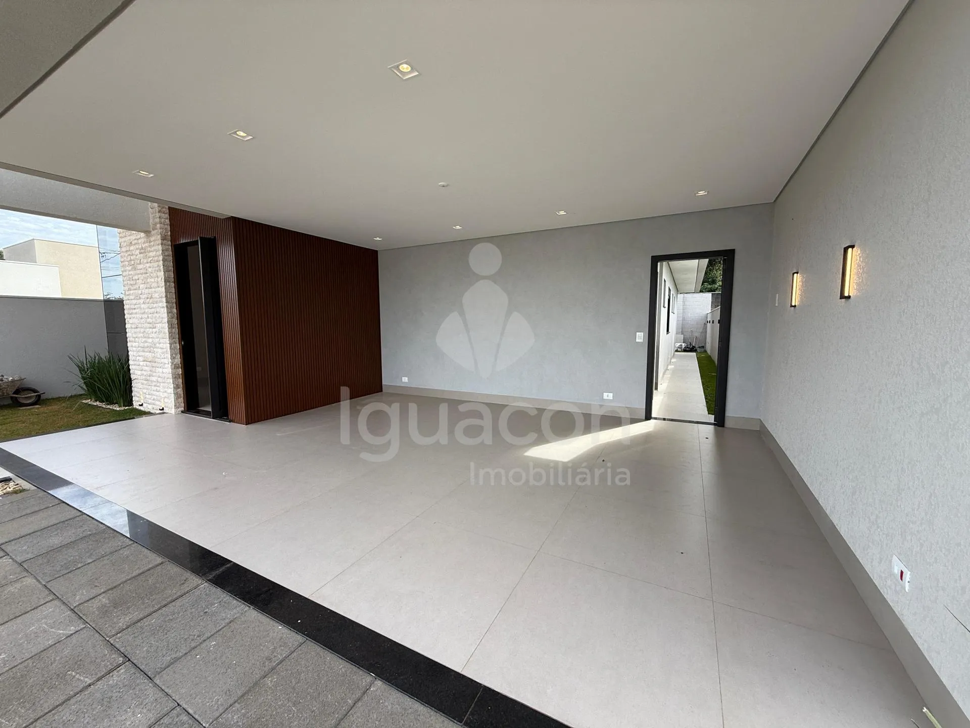 Casa com 03 Suítes e Espaço Gourmet no Condomínio Fechado Horizontal Iguaçu na Vila Carimã