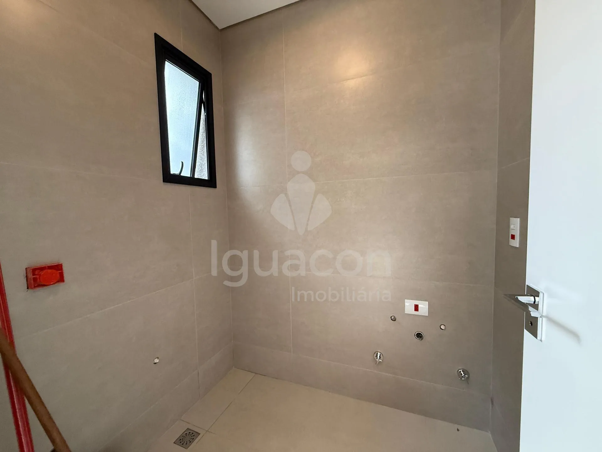 Casa com 03 Suítes e Espaço Gourmet no Condomínio Fechado Horizontal Iguaçu na Vila Carimã