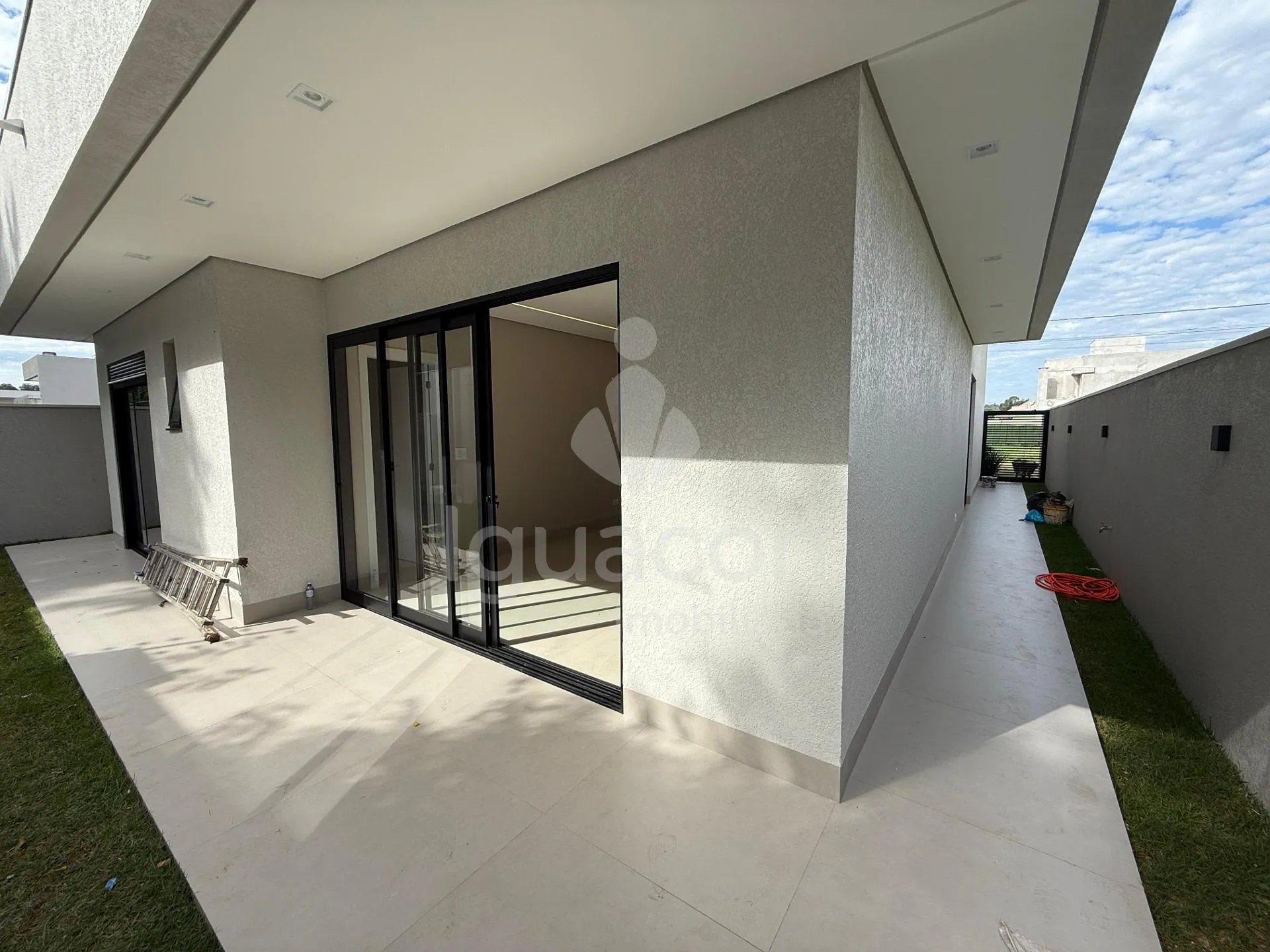 Casa com 03 Suítes e Espaço Gourmet no Condomínio Fechado Horizontal Iguaçu na Vila Carimã