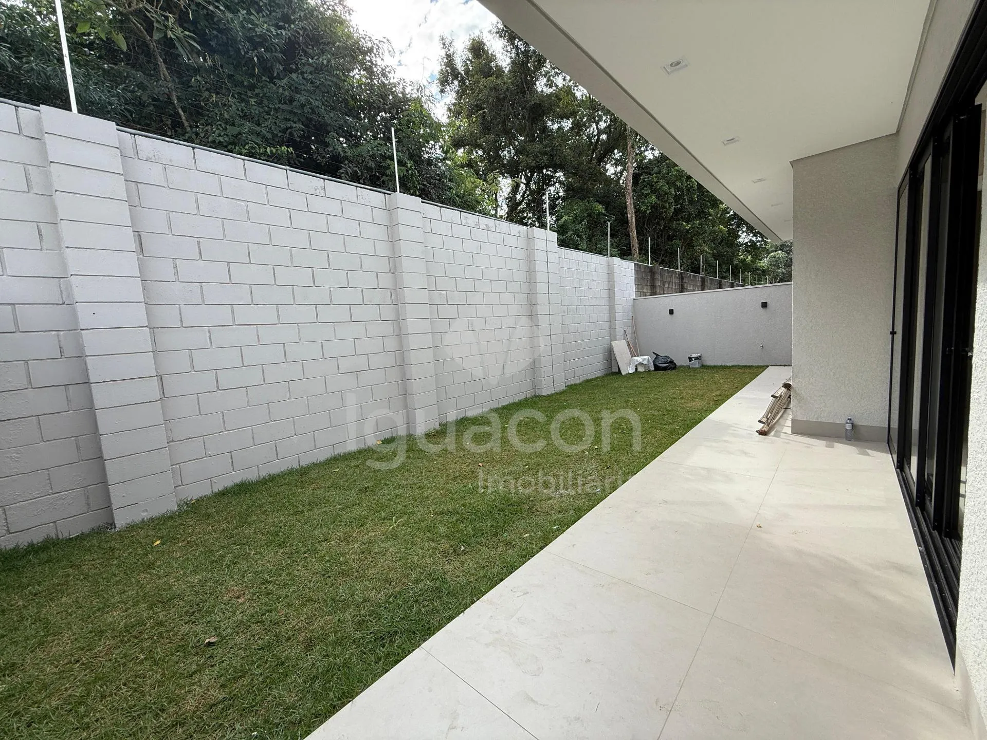 Casa com 03 Suítes e Espaço Gourmet no Condomínio Fechado Horizontal Iguaçu na Vila Carimã
