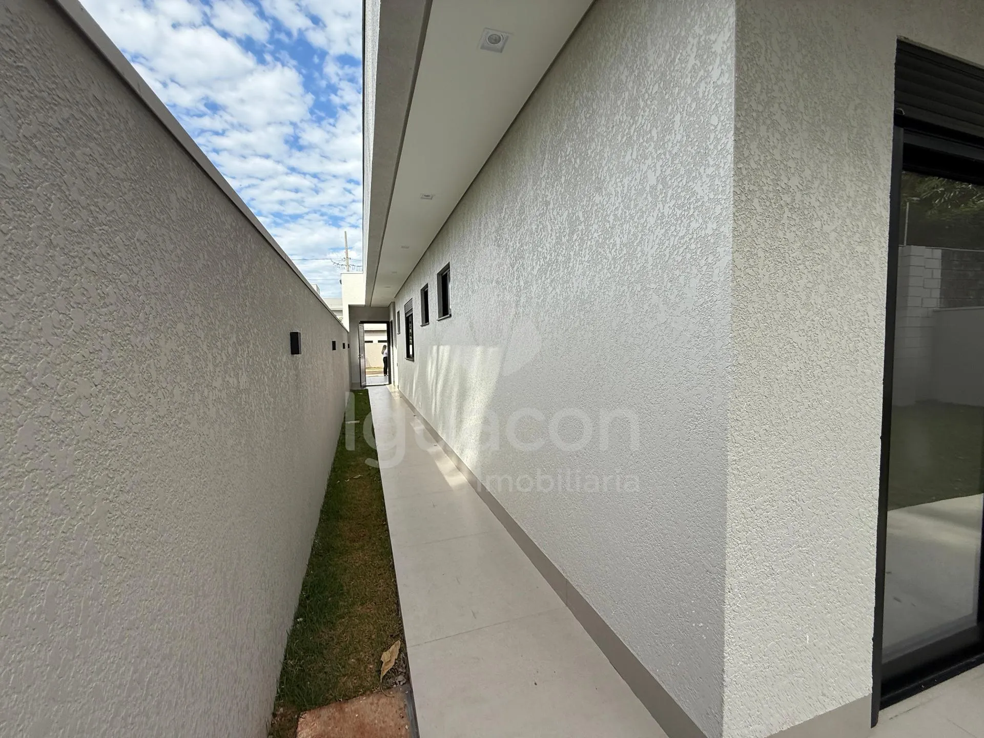 Casa com 03 Suítes e Espaço Gourmet no Condomínio Fechado Horizontal Iguaçu na Vila Carimã