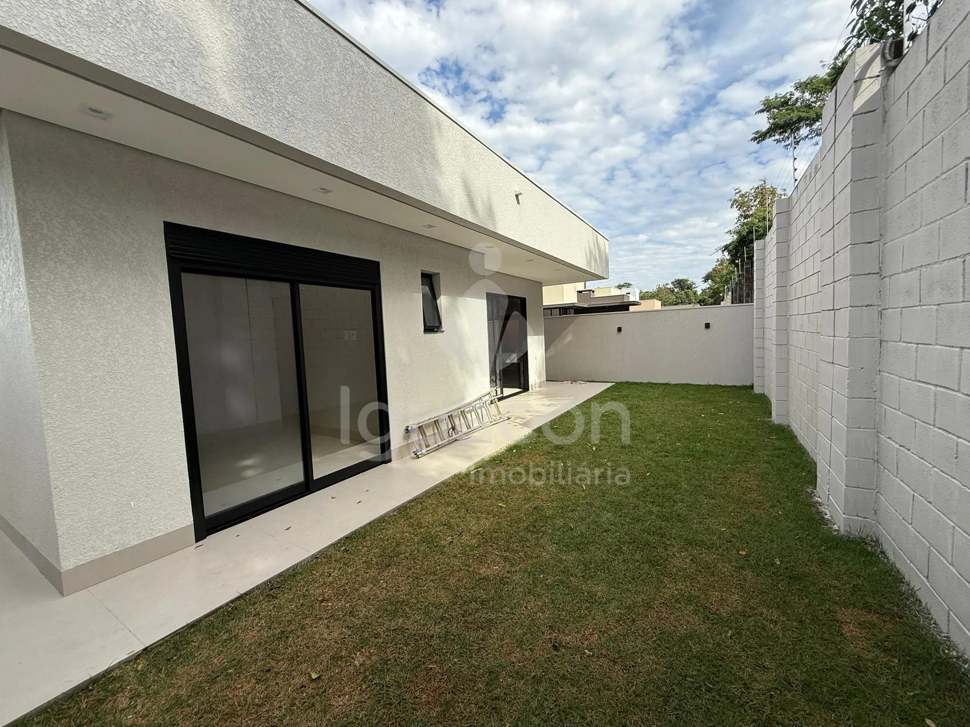 Casa com 03 Suítes e Espaço Gourmet no Condomínio Fechado Horizontal Iguaçu na Vila Carimã