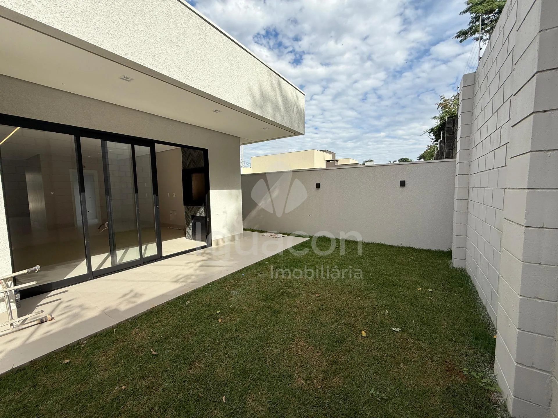 Casa com 03 Suítes e Espaço Gourmet no Condomínio Fechado Horizontal Iguaçu na Vila Carimã