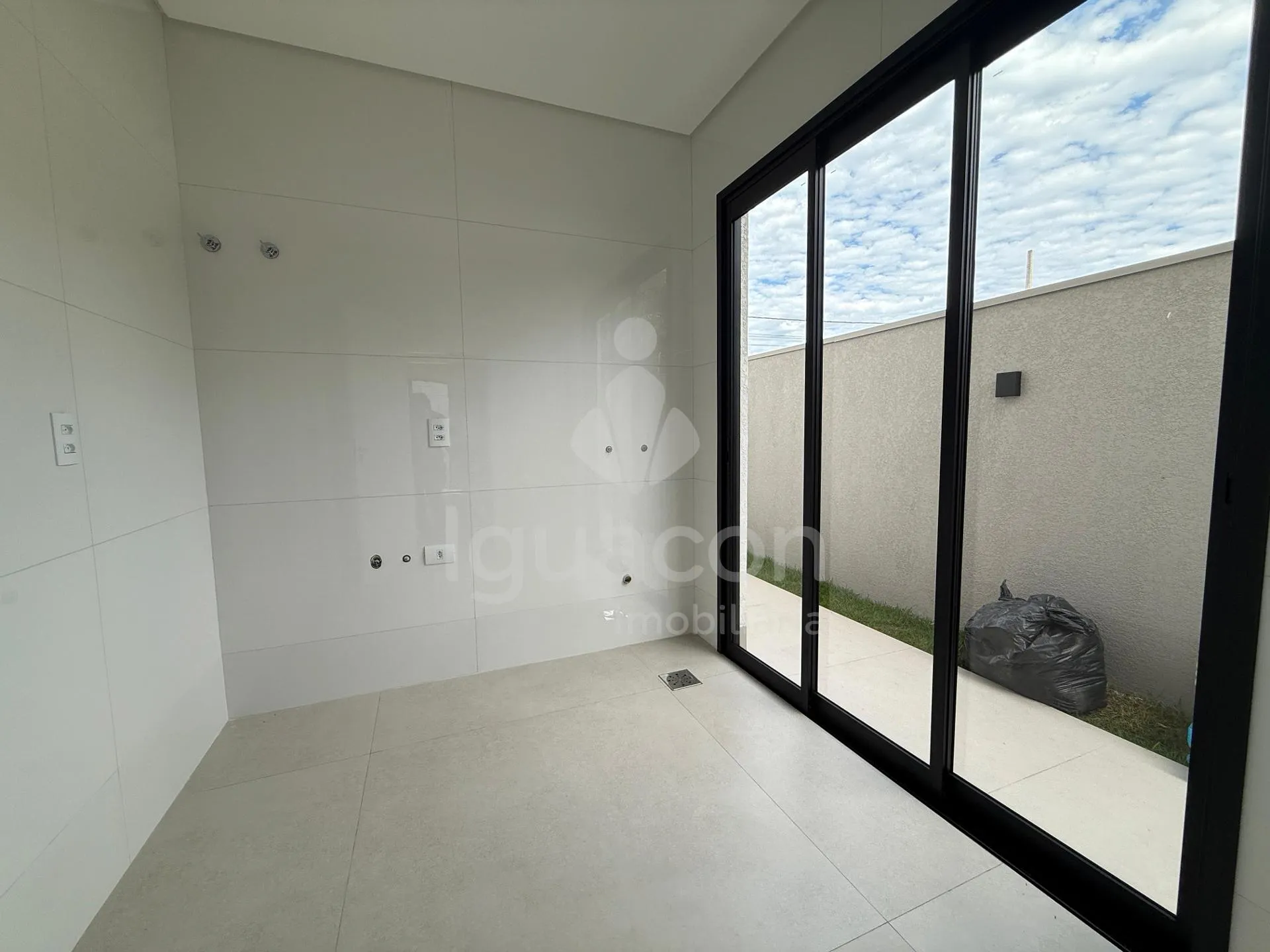 Casa com 03 Suítes e Espaço Gourmet no Condomínio Fechado Horizontal Iguaçu na Vila Carimã