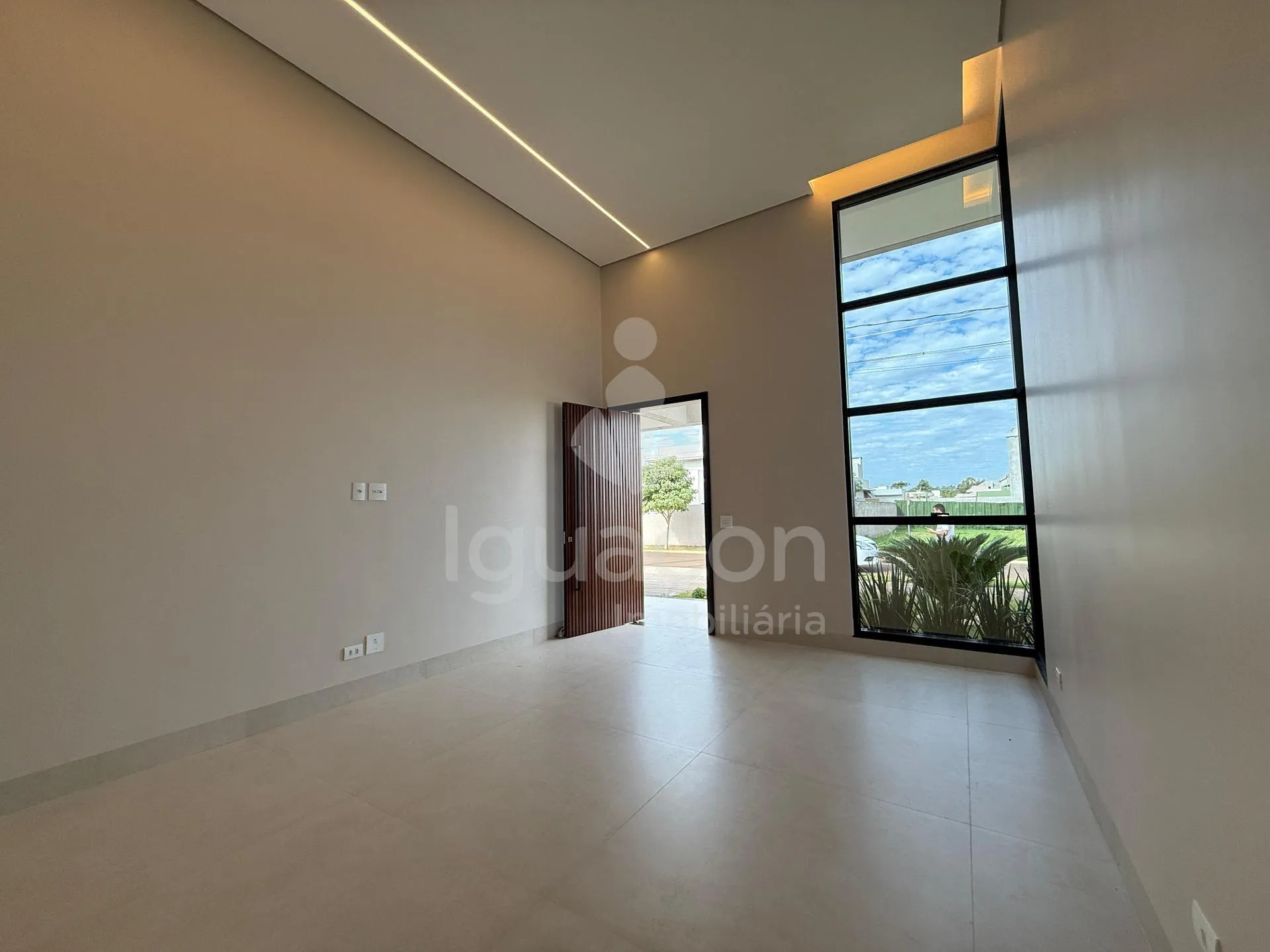Casa com 03 Suítes e Espaço Gourmet no Condomínio Fechado Horizontal Iguaçu na Vila Carimã