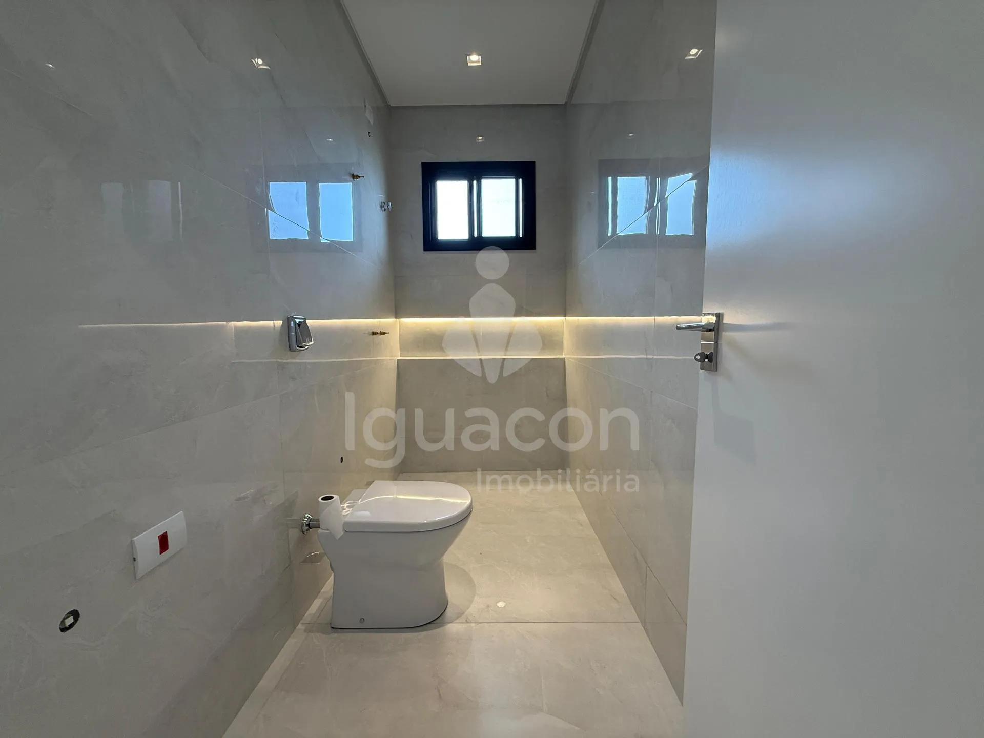 Casa com 03 Suítes e Espaço Gourmet no Condomínio Fechado Horizontal Iguaçu na Vila Carimã