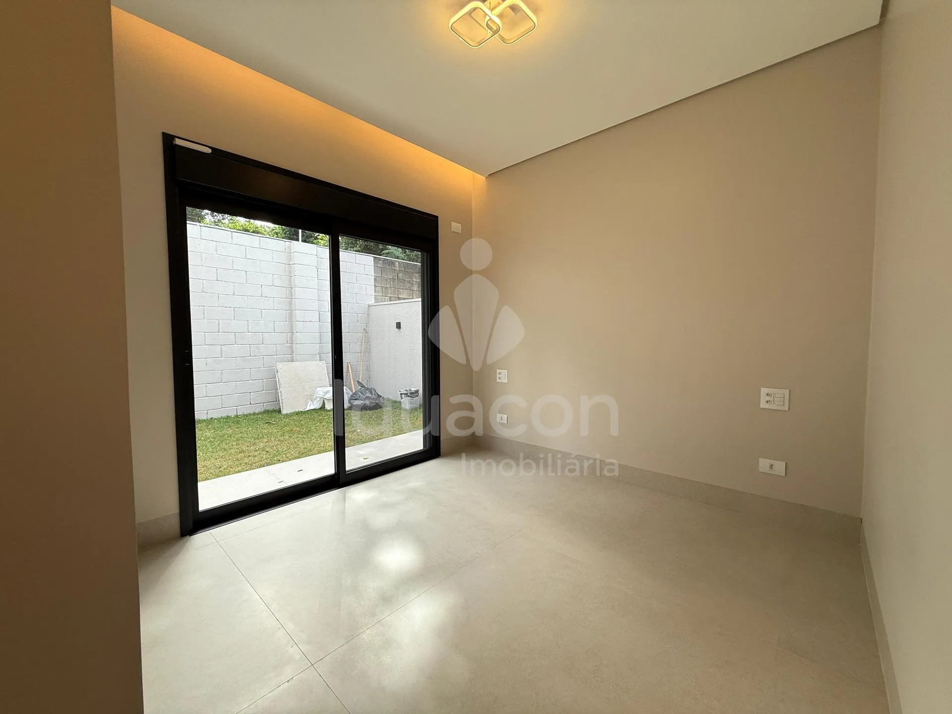 Casa com 03 Suítes e Espaço Gourmet no Condomínio Fechado Horizontal Iguaçu na Vila Carimã