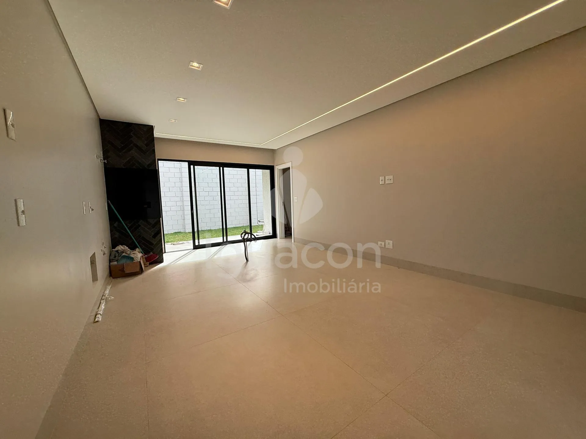 Casa com 03 Suítes e Espaço Gourmet no Condomínio Fechado Horizontal Iguaçu na Vila Carimã