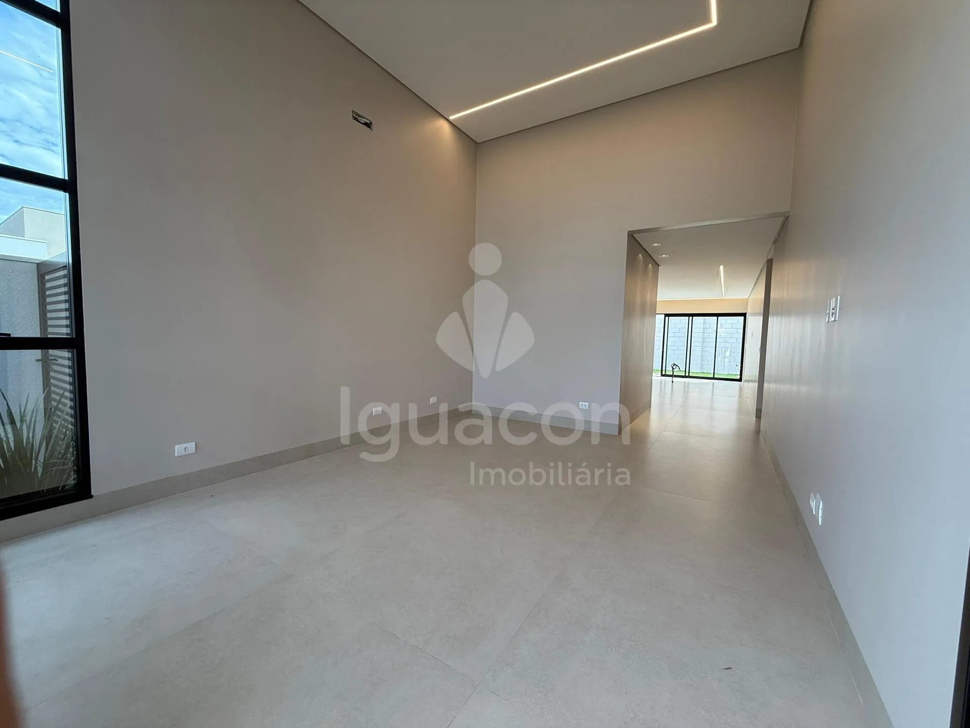 Casa com 03 Suítes e Espaço Gourmet no Condomínio Fechado Horizontal Iguaçu na Vila Carimã