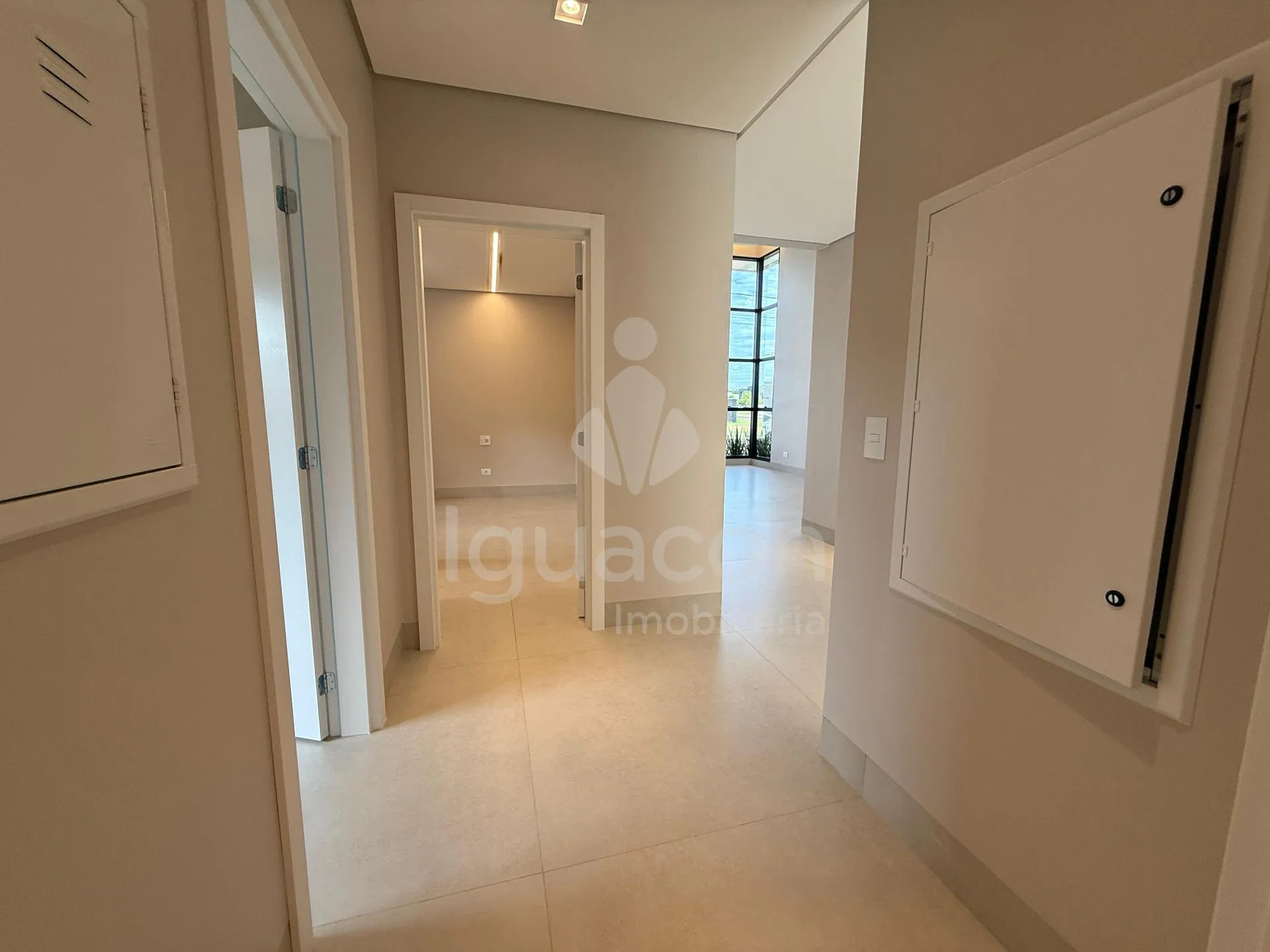 Casa com 03 Suítes e Espaço Gourmet no Condomínio Fechado Horizontal Iguaçu na Vila Carimã