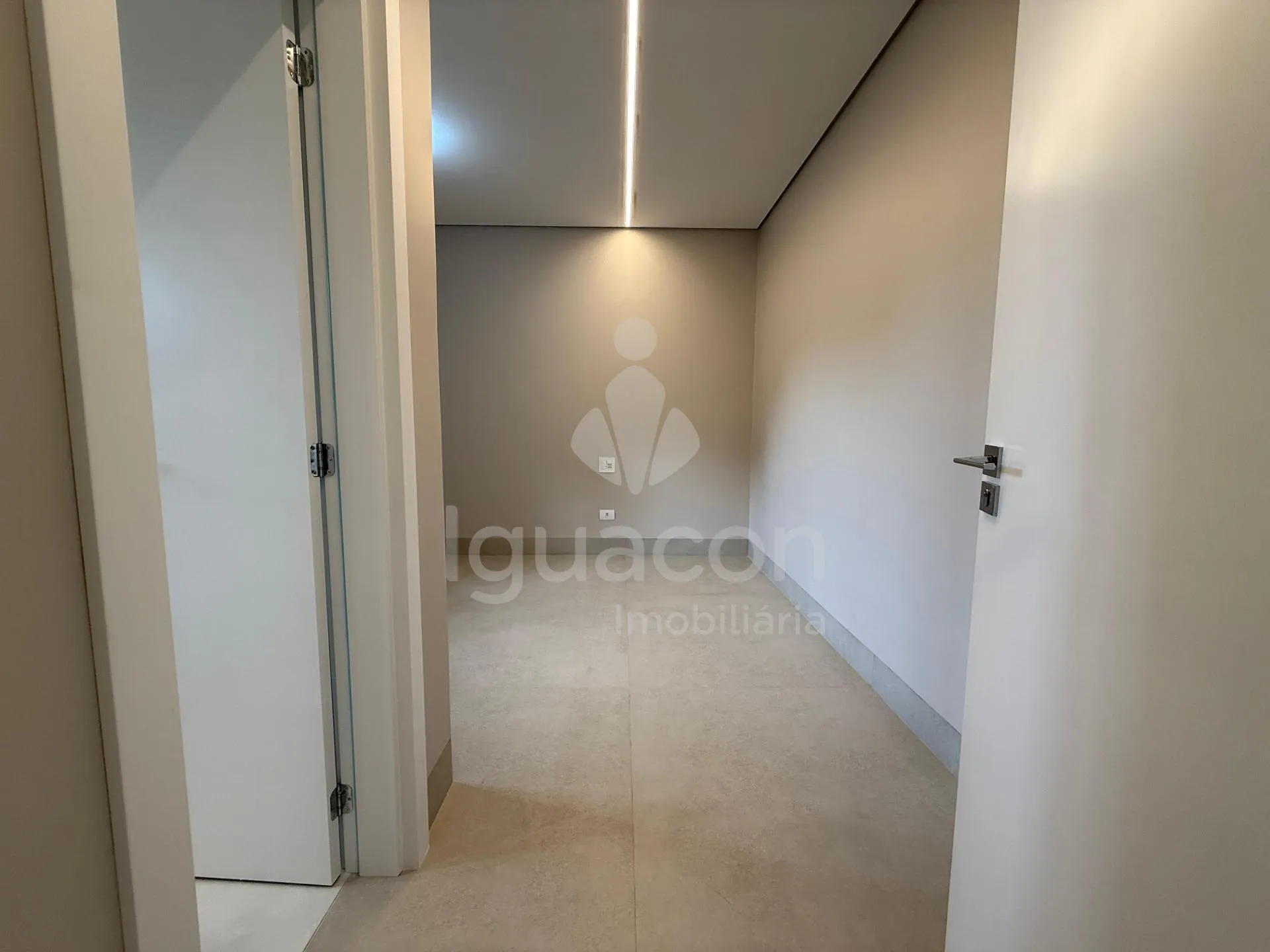 Casa com 03 Suítes e Espaço Gourmet no Condomínio Fechado Horizontal Iguaçu na Vila Carimã