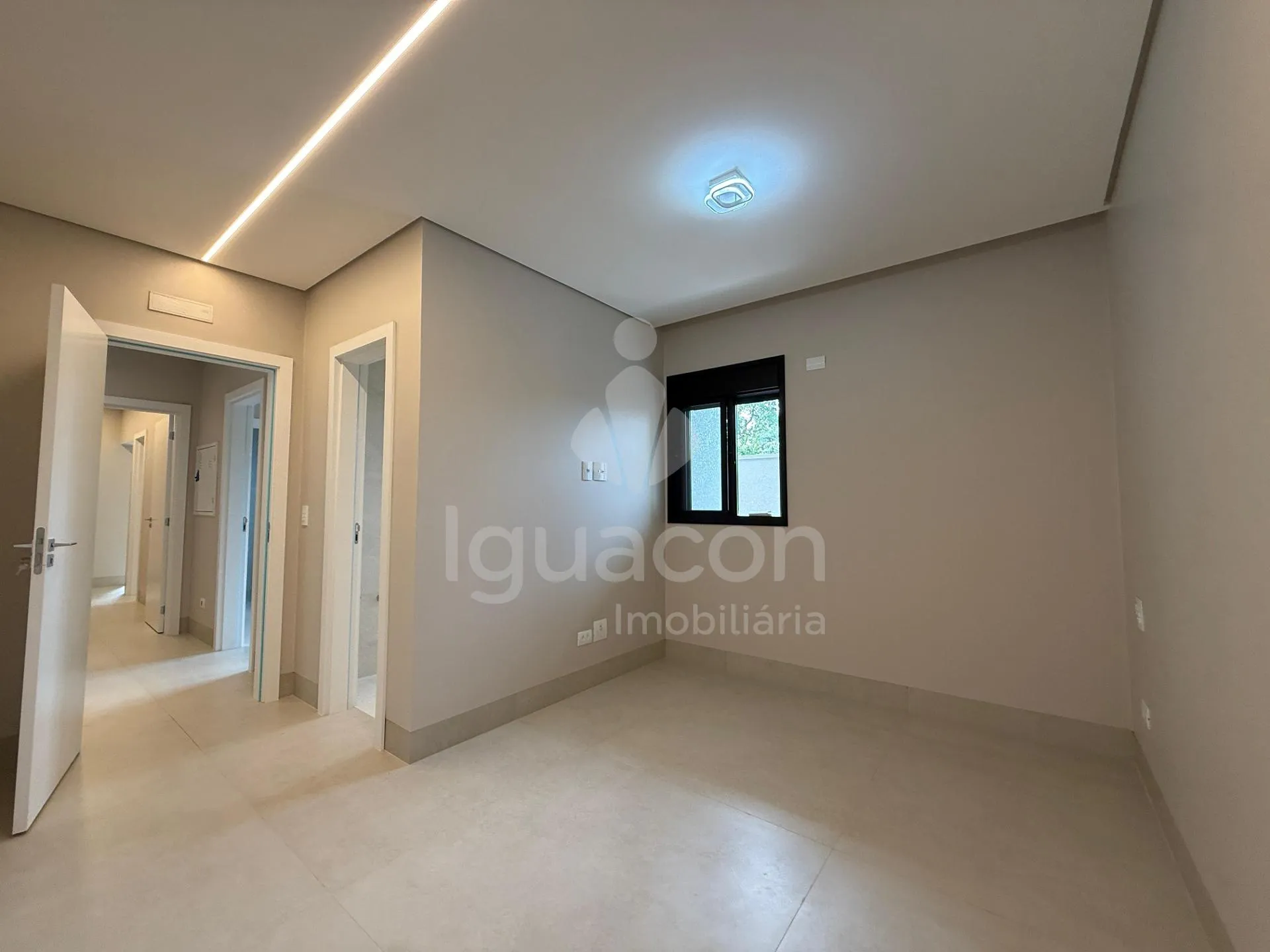 Casa com 03 Suítes e Espaço Gourmet no Condomínio Fechado Horizontal Iguaçu na Vila Carimã