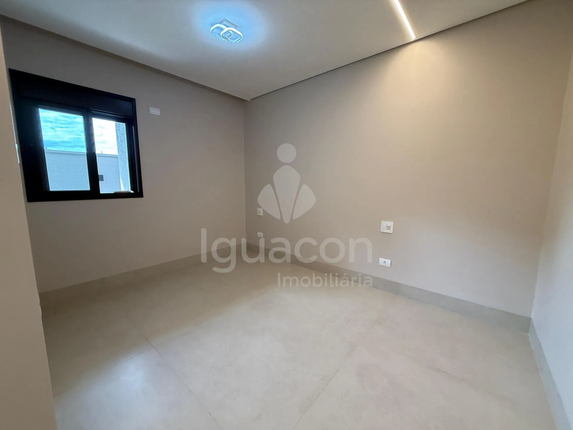 Casa com 03 Suítes e Espaço Gourmet no Condomínio Fechado Horizontal Iguaçu na Vila Carimã