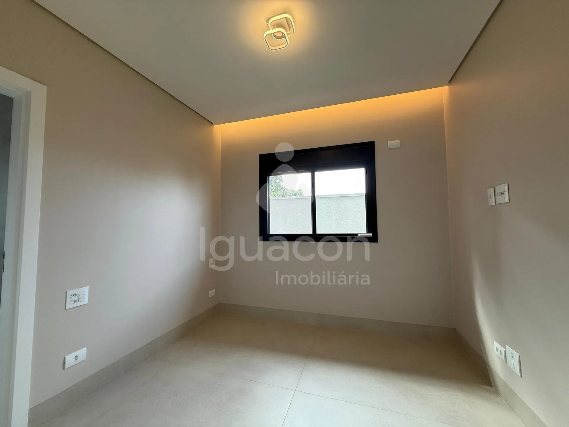 Casa com 03 Suítes e Espaço Gourmet no Condomínio Fechado Horizontal Iguaçu na Vila Carimã