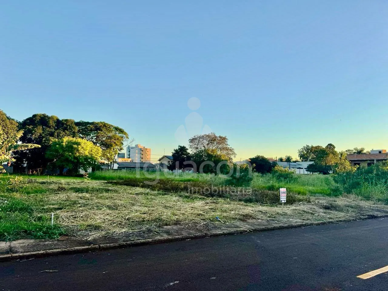 Terreno de 301,50m² no Jardim Lancaster IV próximo Super Muffato Vila A