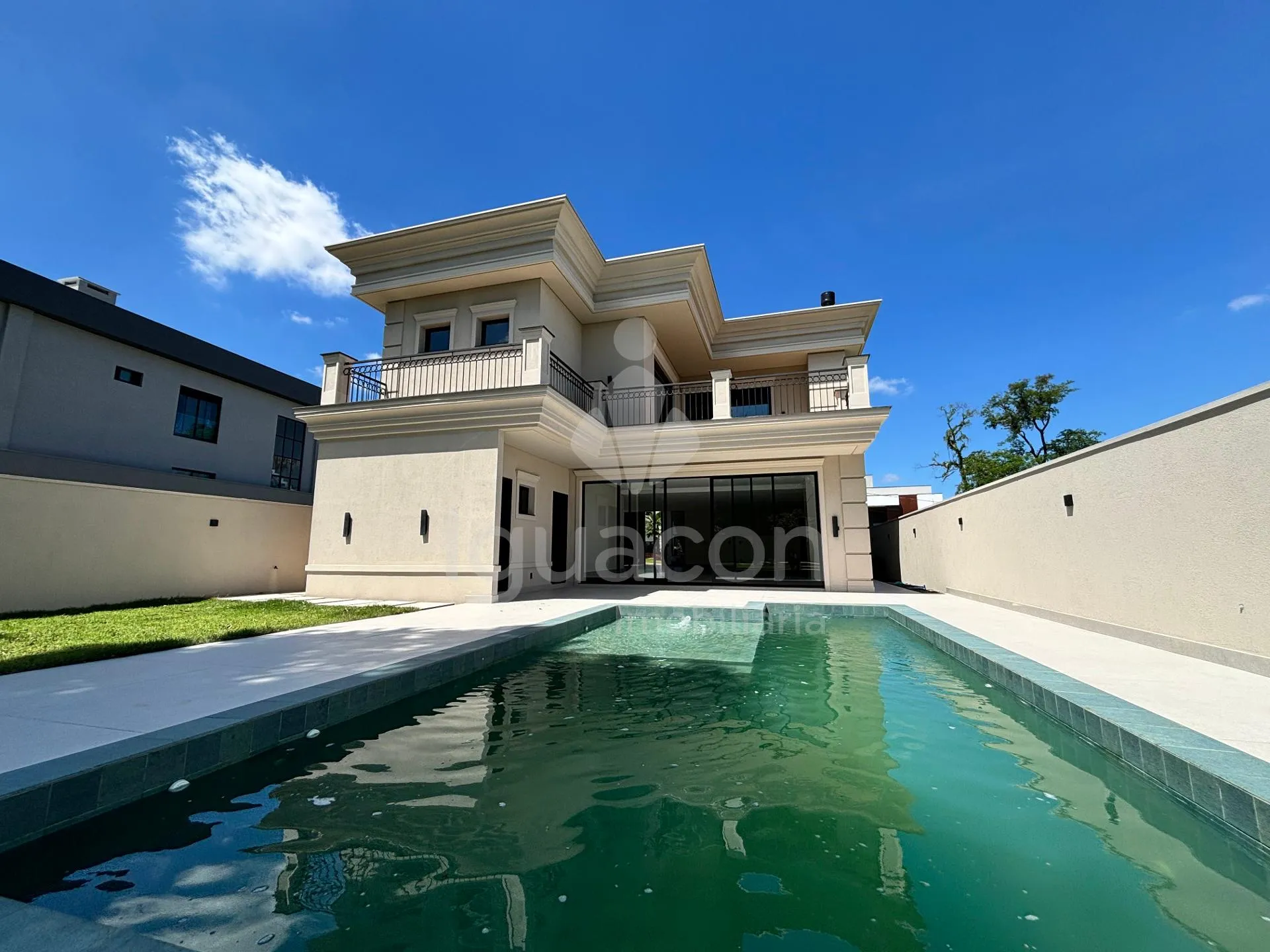 Sobrado com 04 Suites sendo 01 Suite Master e Área Gourmet no Condomínio Residencial Esmeralda