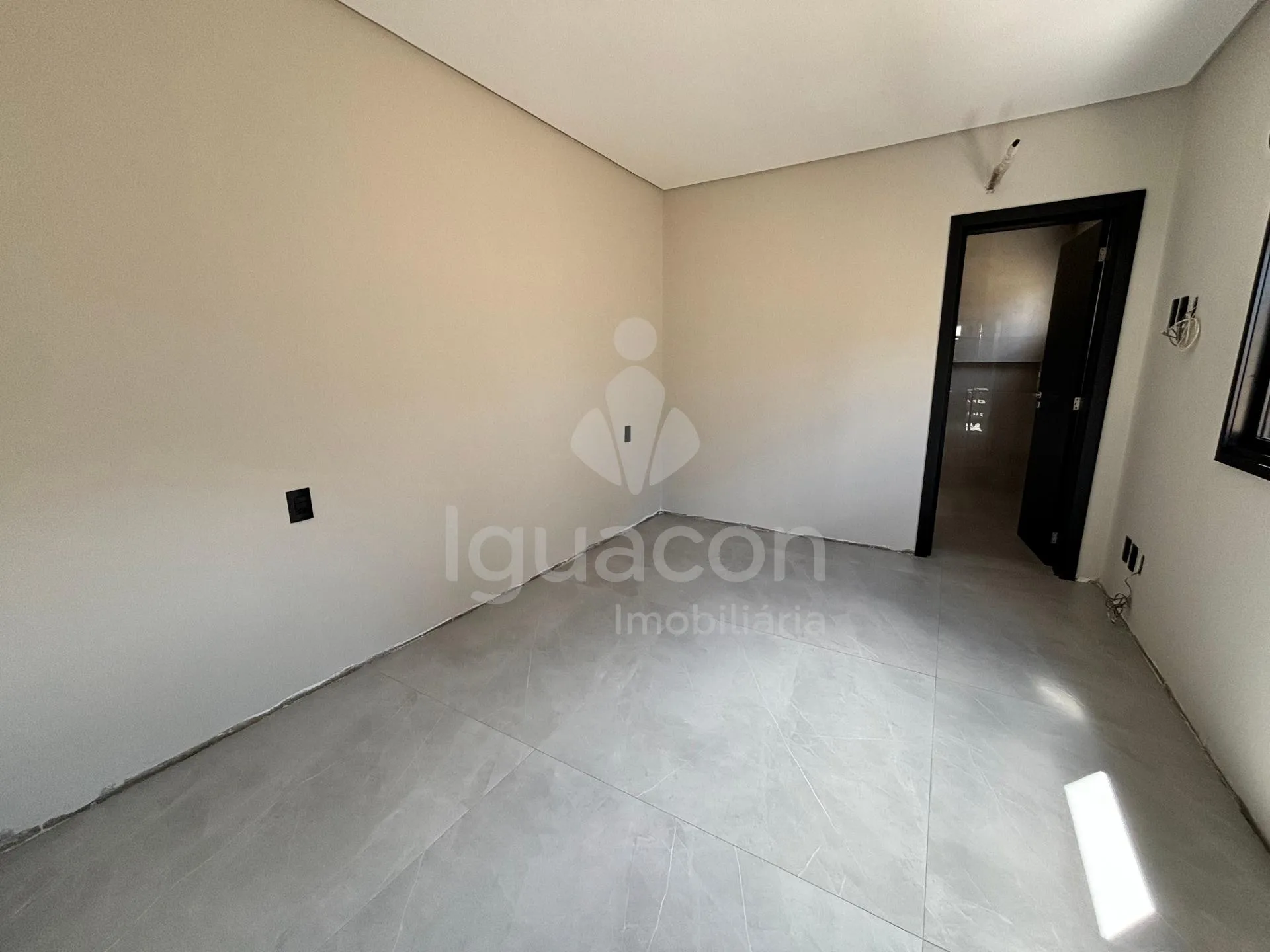Sobrado com 04 Suites sendo 01 Suite Master e Área Gourmet no Condomínio Residencial Esmeralda
