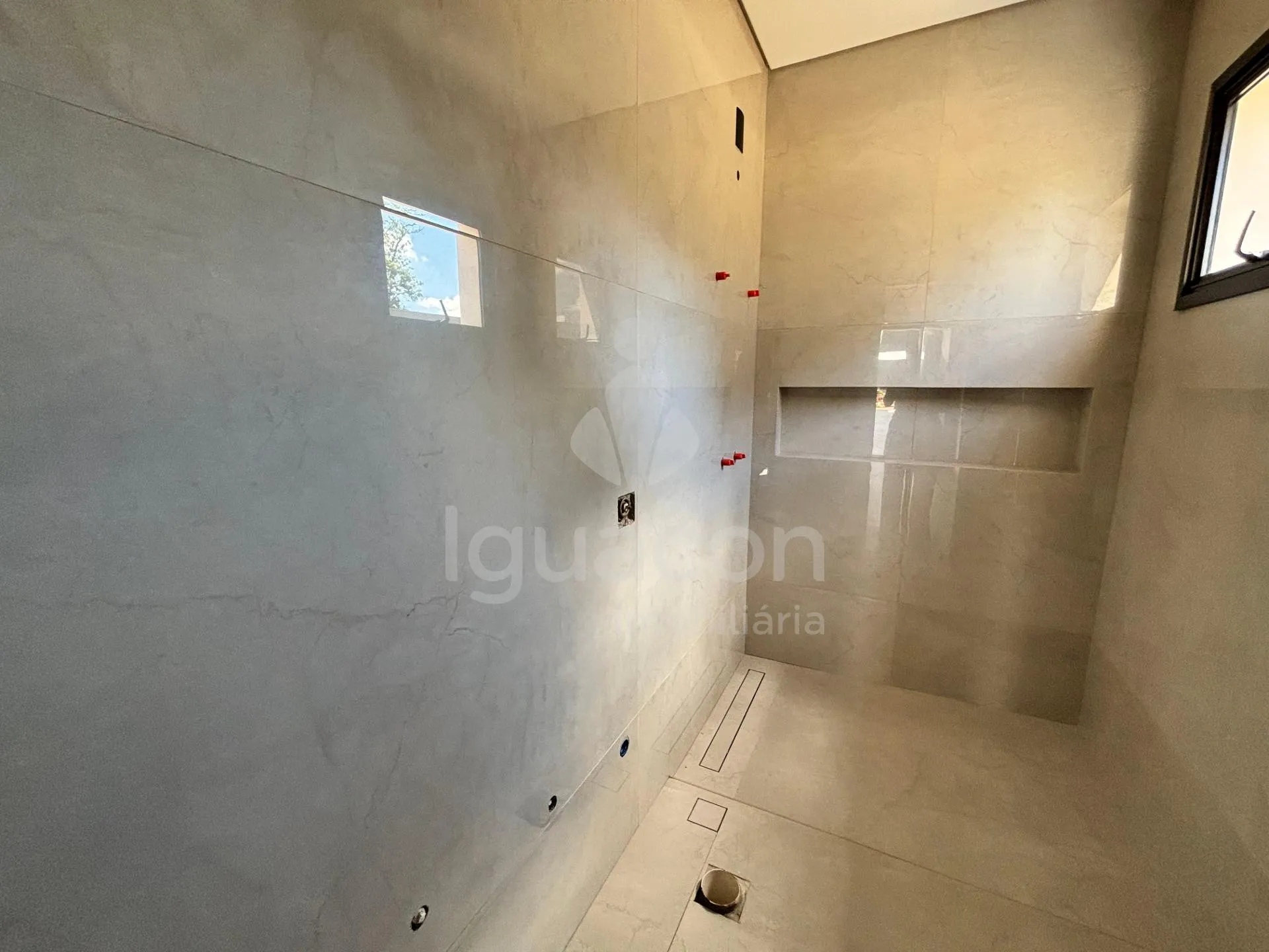 Sobrado com 04 Suites sendo 01 Suite Master e Área Gourmet no Condomínio Residencial Esmeralda