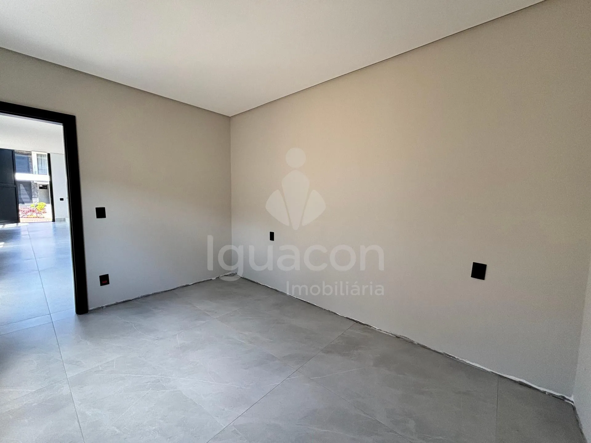 Sobrado com 04 Suites sendo 01 Suite Master e Área Gourmet no Condomínio Residencial Esmeralda