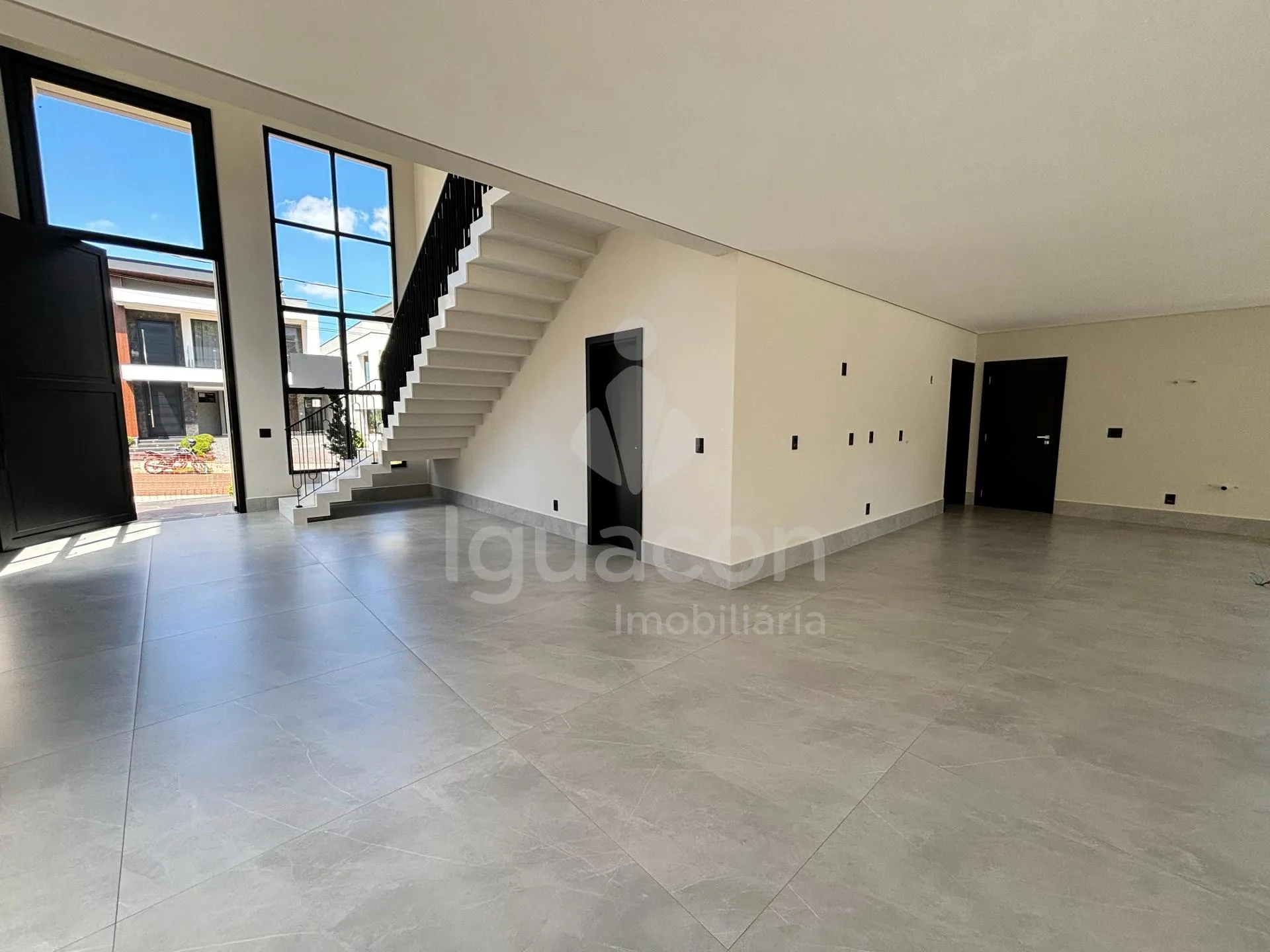 Sobrado com 04 Suites sendo 01 Suite Master e Área Gourmet no Condomínio Residencial Esmeralda