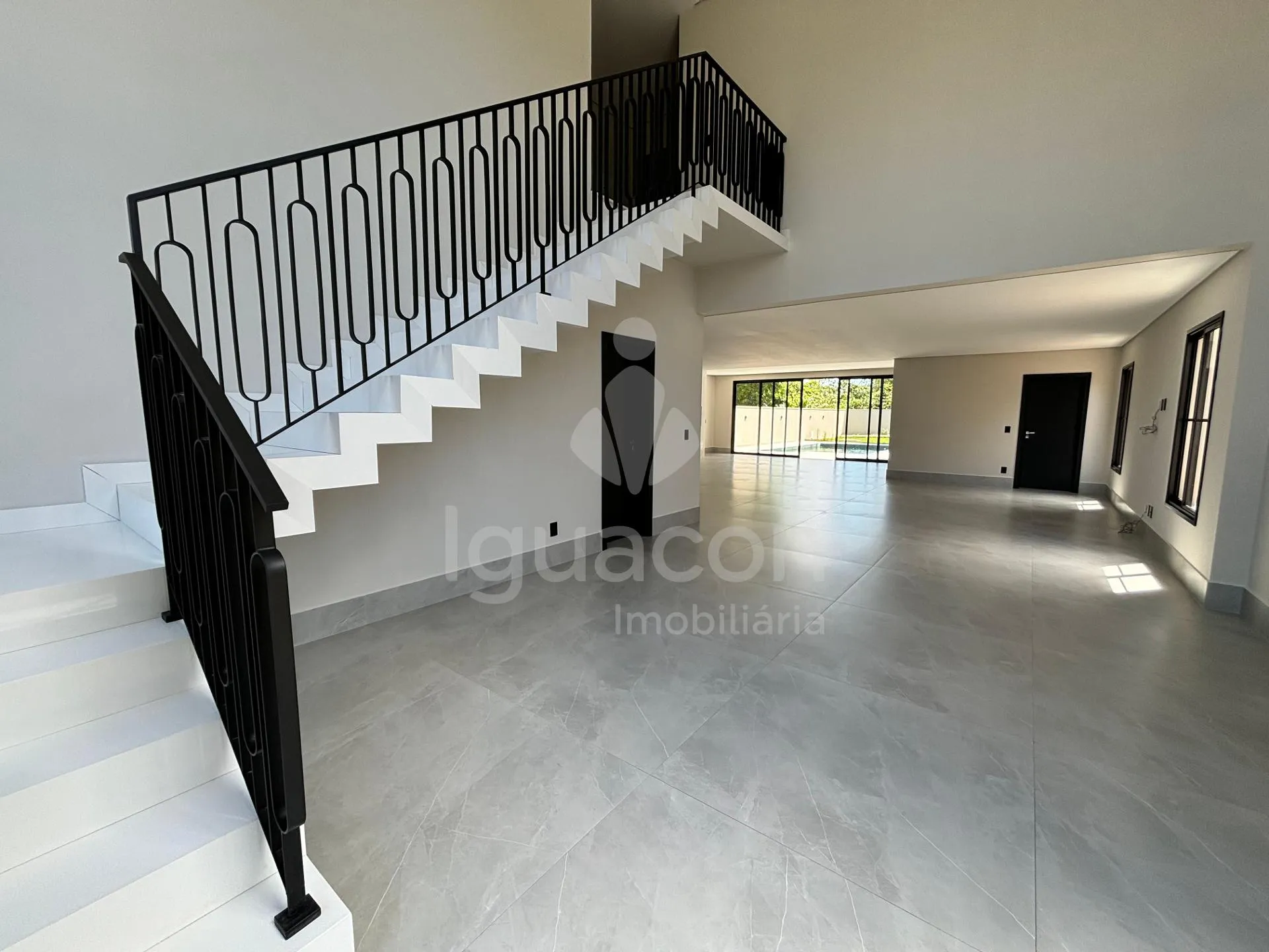 Sobrado com 04 Suites sendo 01 Suite Master e Área Gourmet no Condomínio Residencial Esmeralda