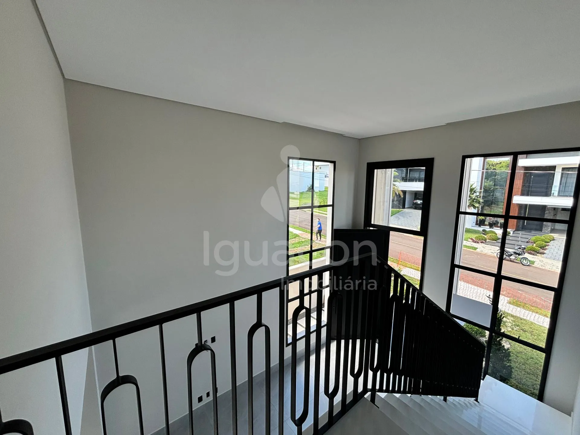 Sobrado com 04 Suites sendo 01 Suite Master e Área Gourmet no Condomínio Residencial Esmeralda