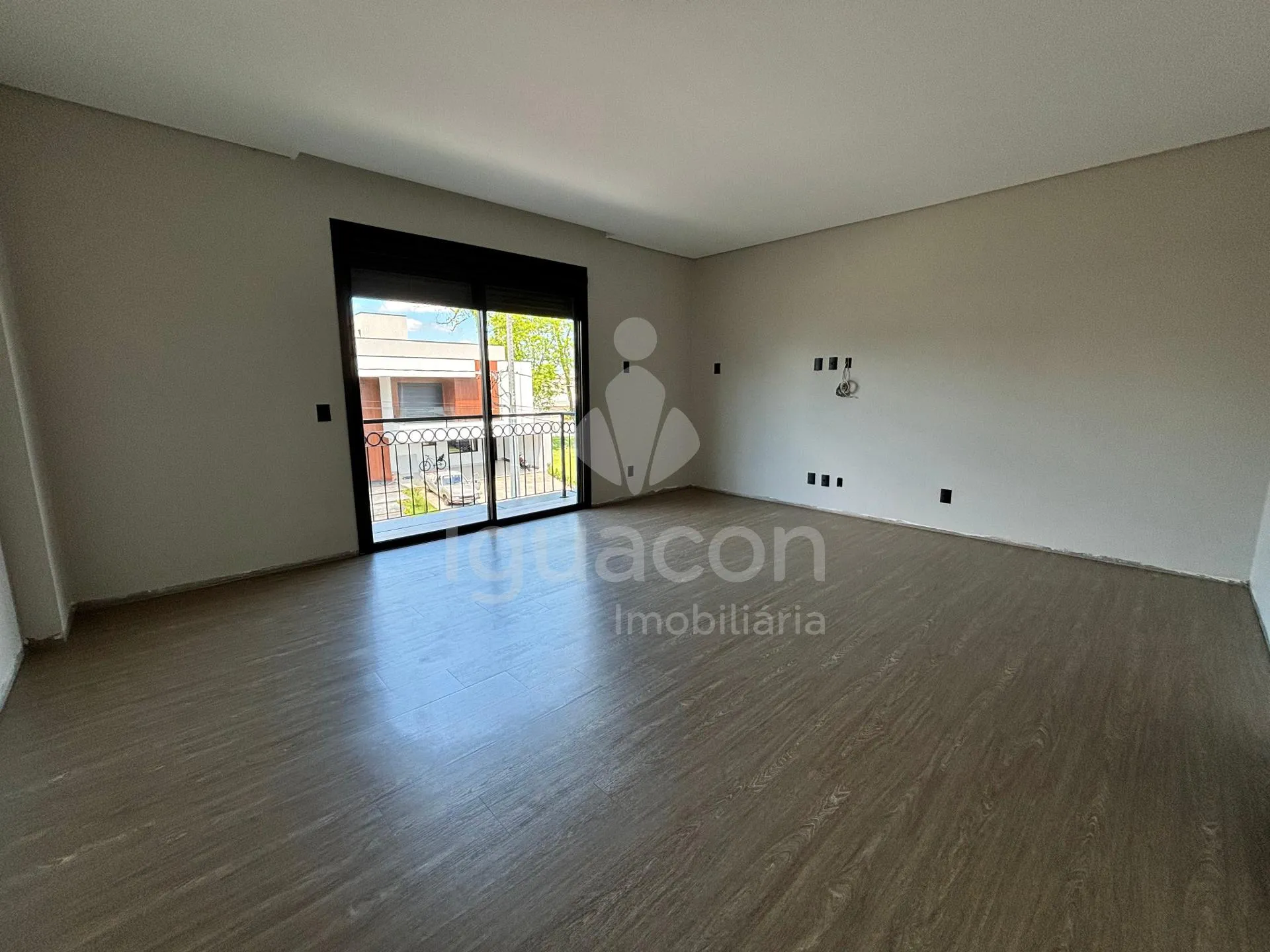 Sobrado com 04 Suites sendo 01 Suite Master e Área Gourmet no Condomínio Residencial Esmeralda