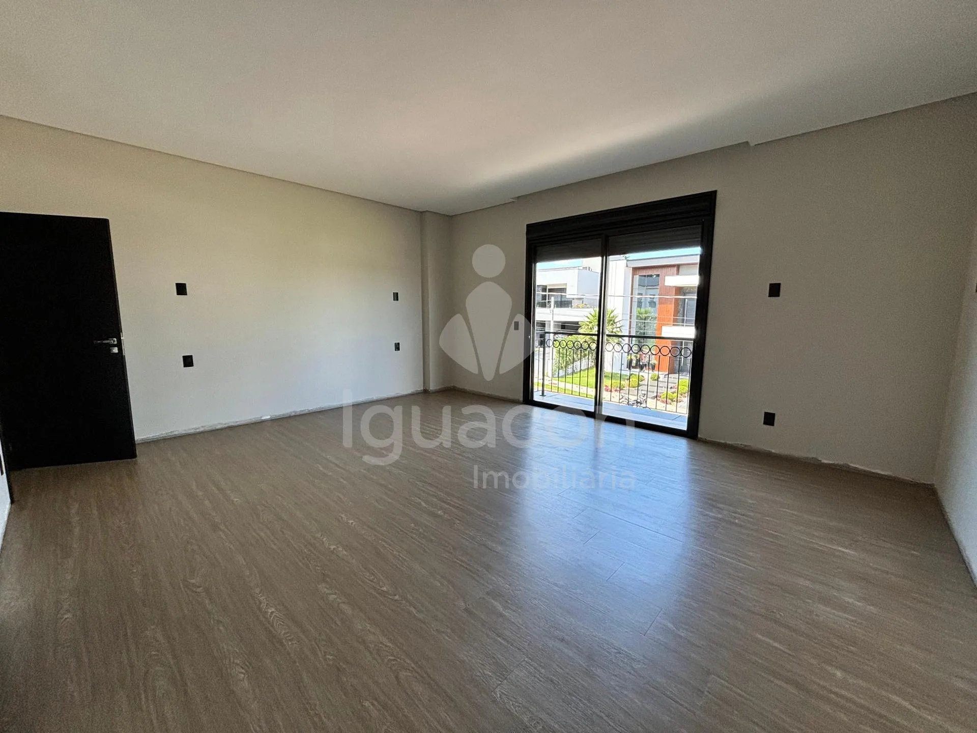 Sobrado com 04 Suites sendo 01 Suite Master e Área Gourmet no Condomínio Residencial Esmeralda