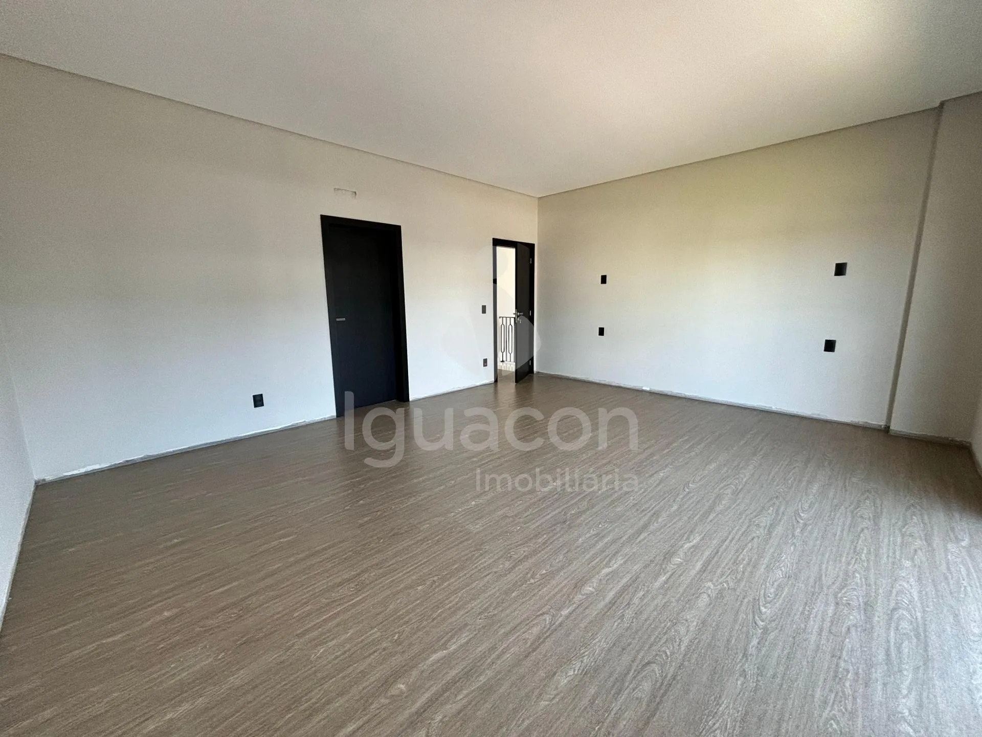 Sobrado com 04 Suites sendo 01 Suite Master e Área Gourmet no Condomínio Residencial Esmeralda